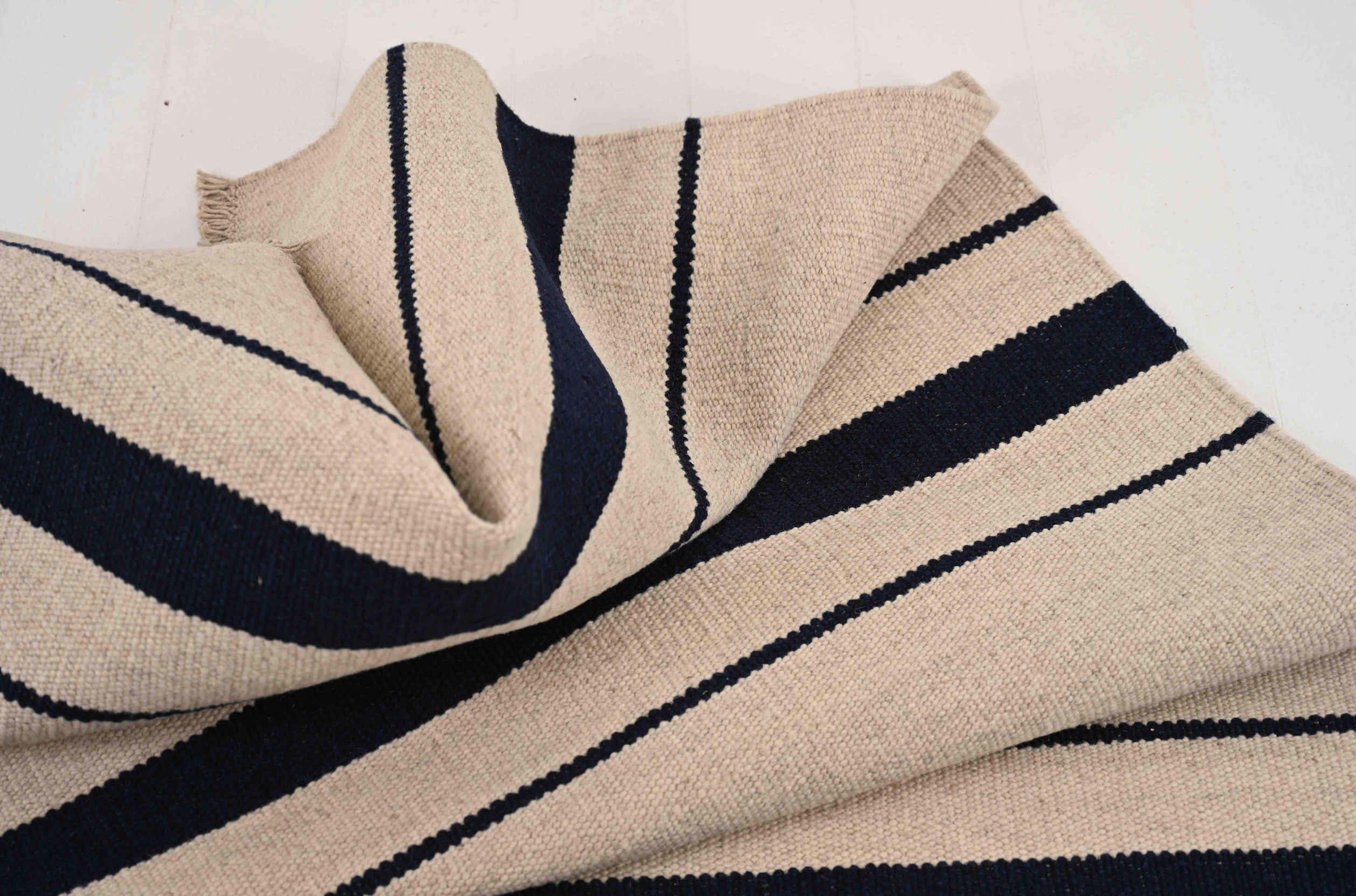 Sandfarvet Uldgulvtæppe med Navyblå Striber – Copenhagen Classic Kollektion