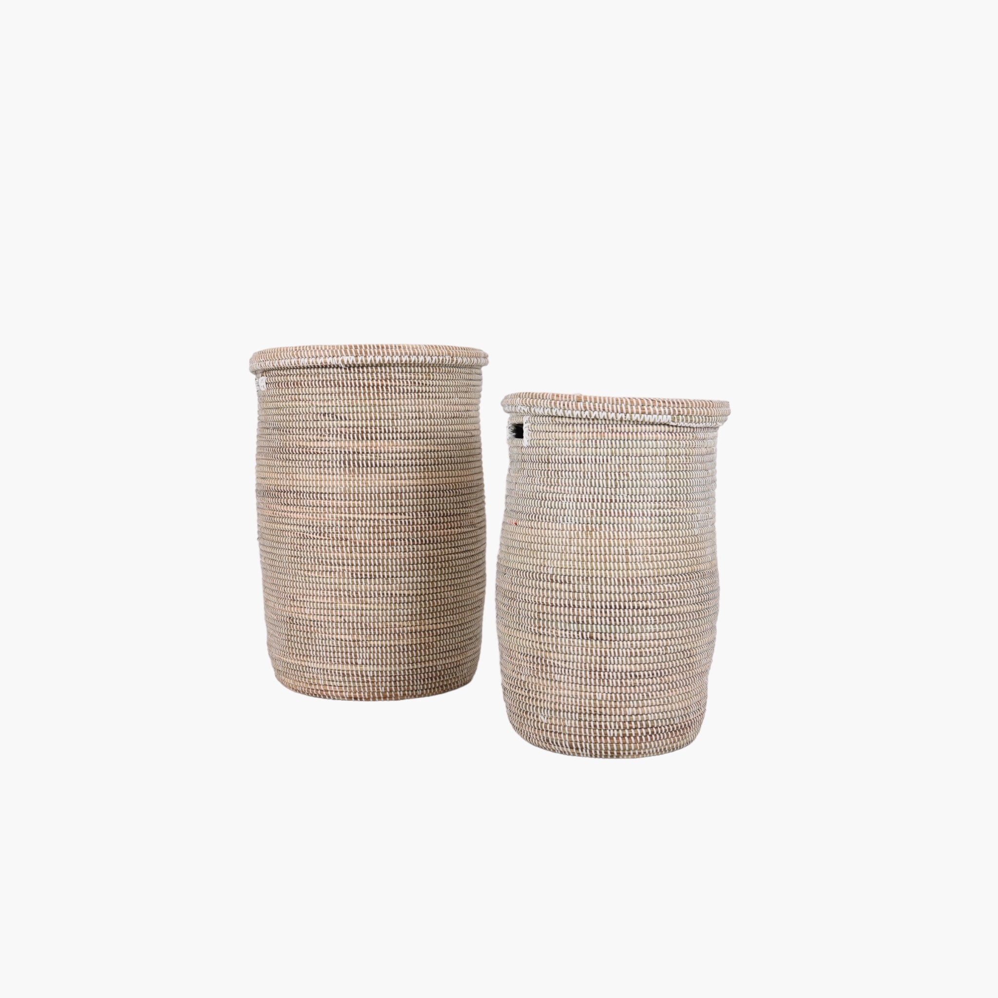 Håndlavede kurv, fremstillet med Sweet gras og flettet med hvid genbrugsplast