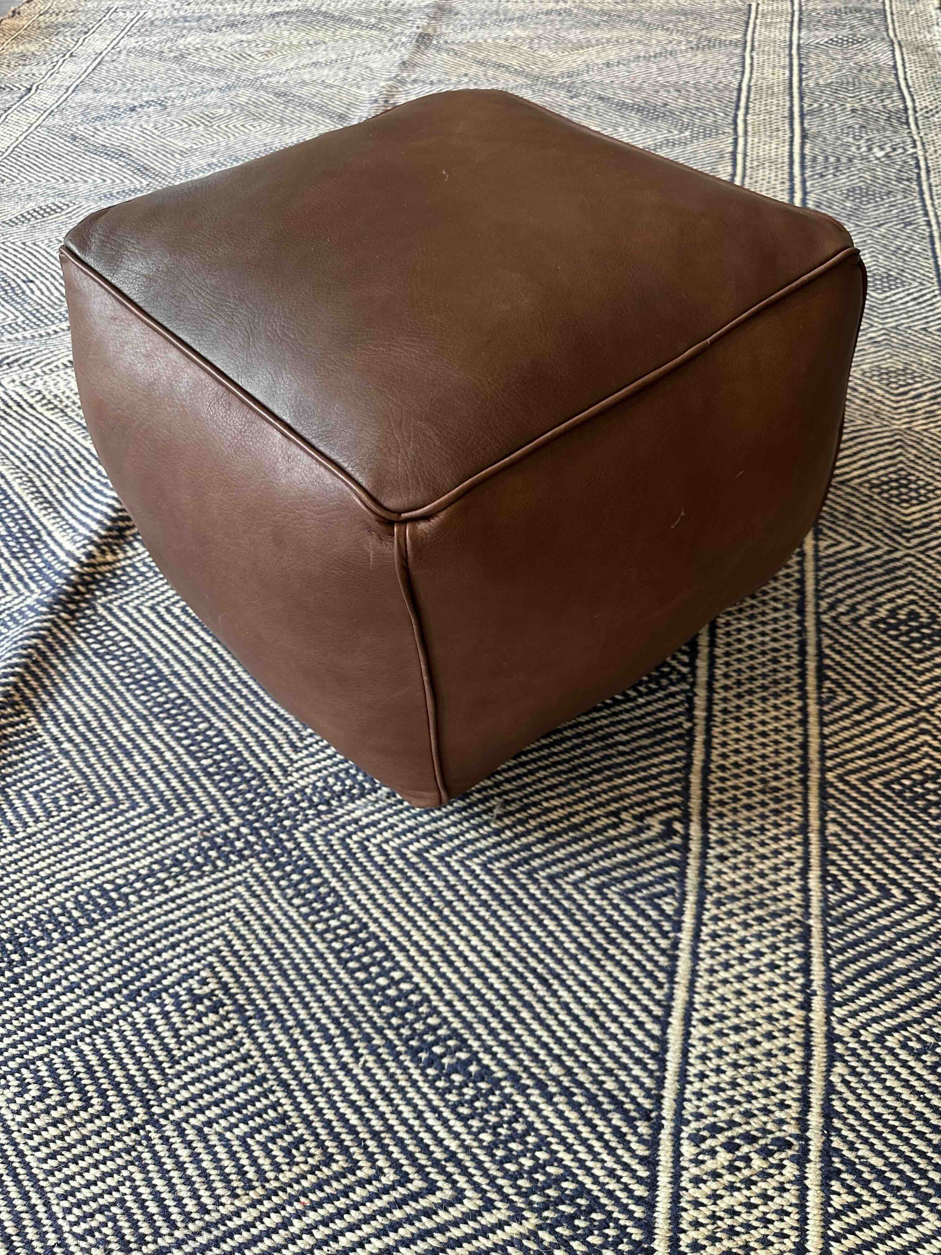 Puf firkantet Mørkebrun i læder