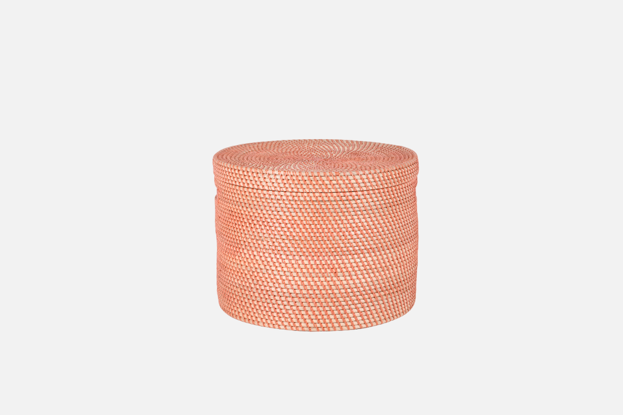 Bambuskurve, der er flettet i Orange/terracottafarve