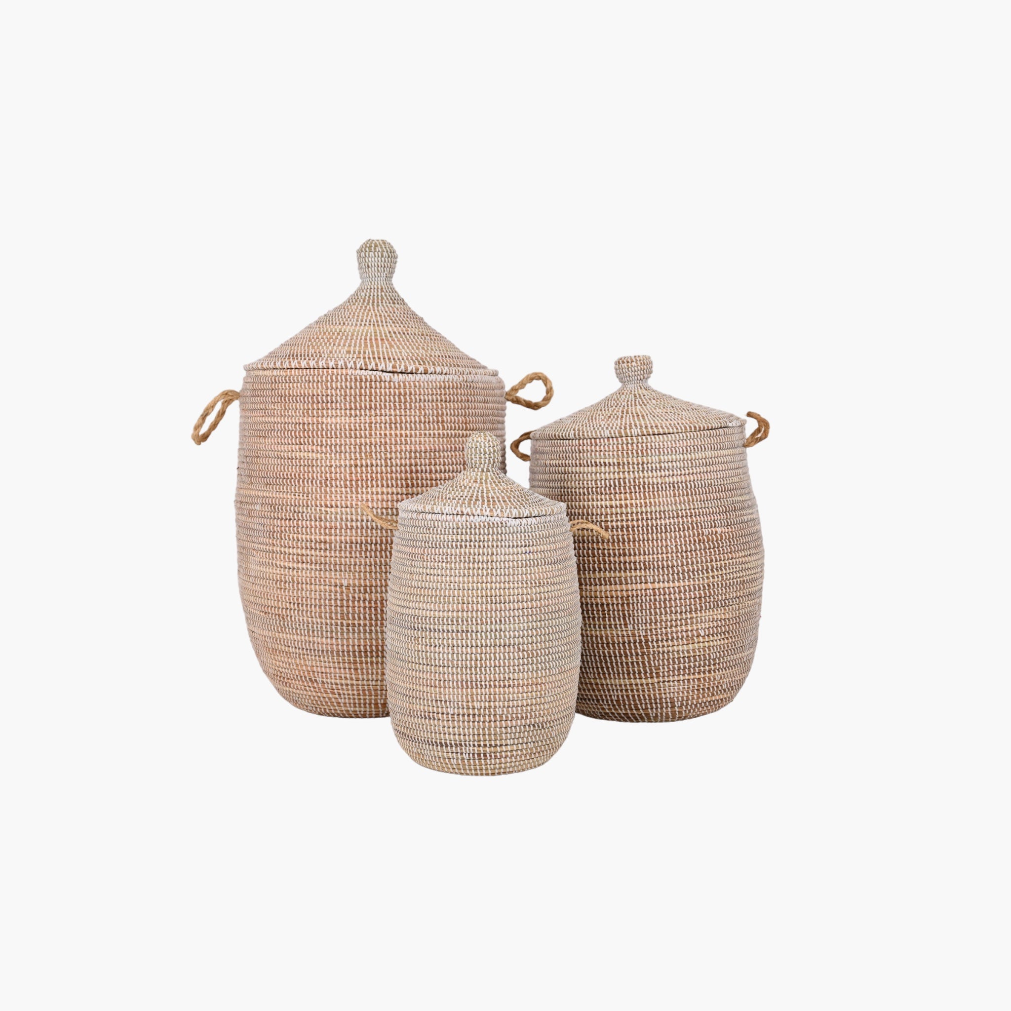 Håndlavede kurve, vævet af søgræs og flettet med hvid genbrugsplast