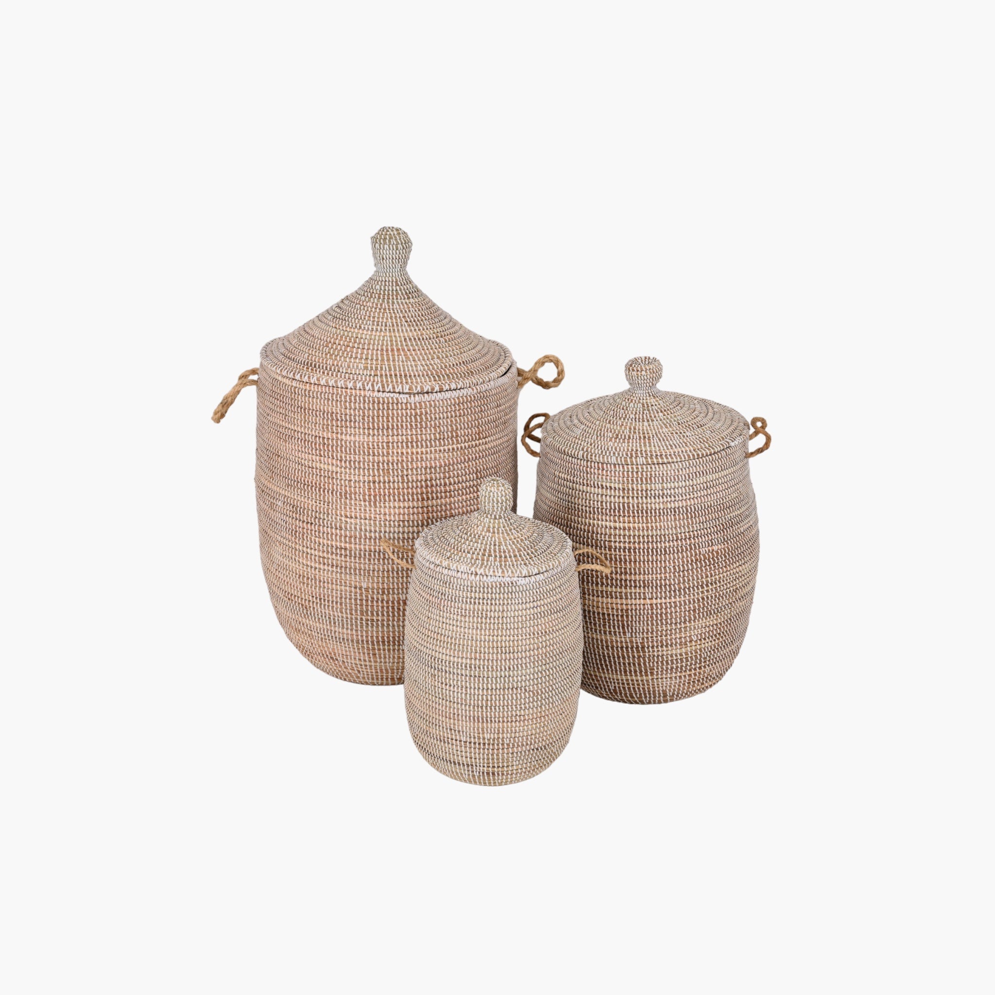 Håndlavede kurve, vævet af søgræs og flettet med hvid genbrugsplast