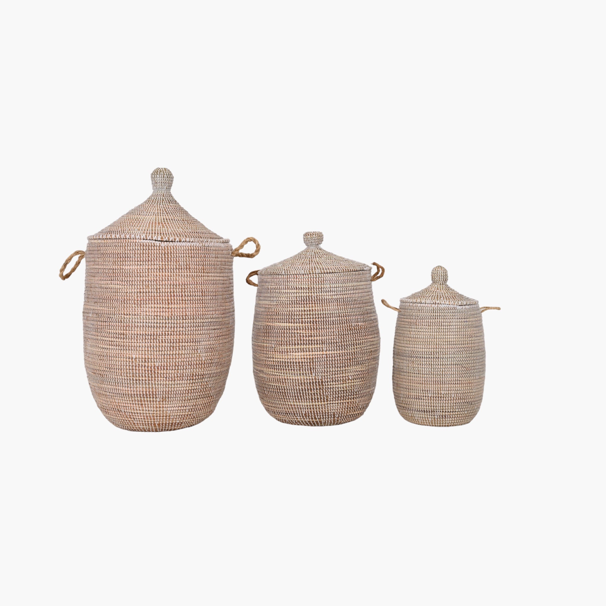 Håndlavede kurve, vævet af søgræs og flettet med hvid genbrugsplast