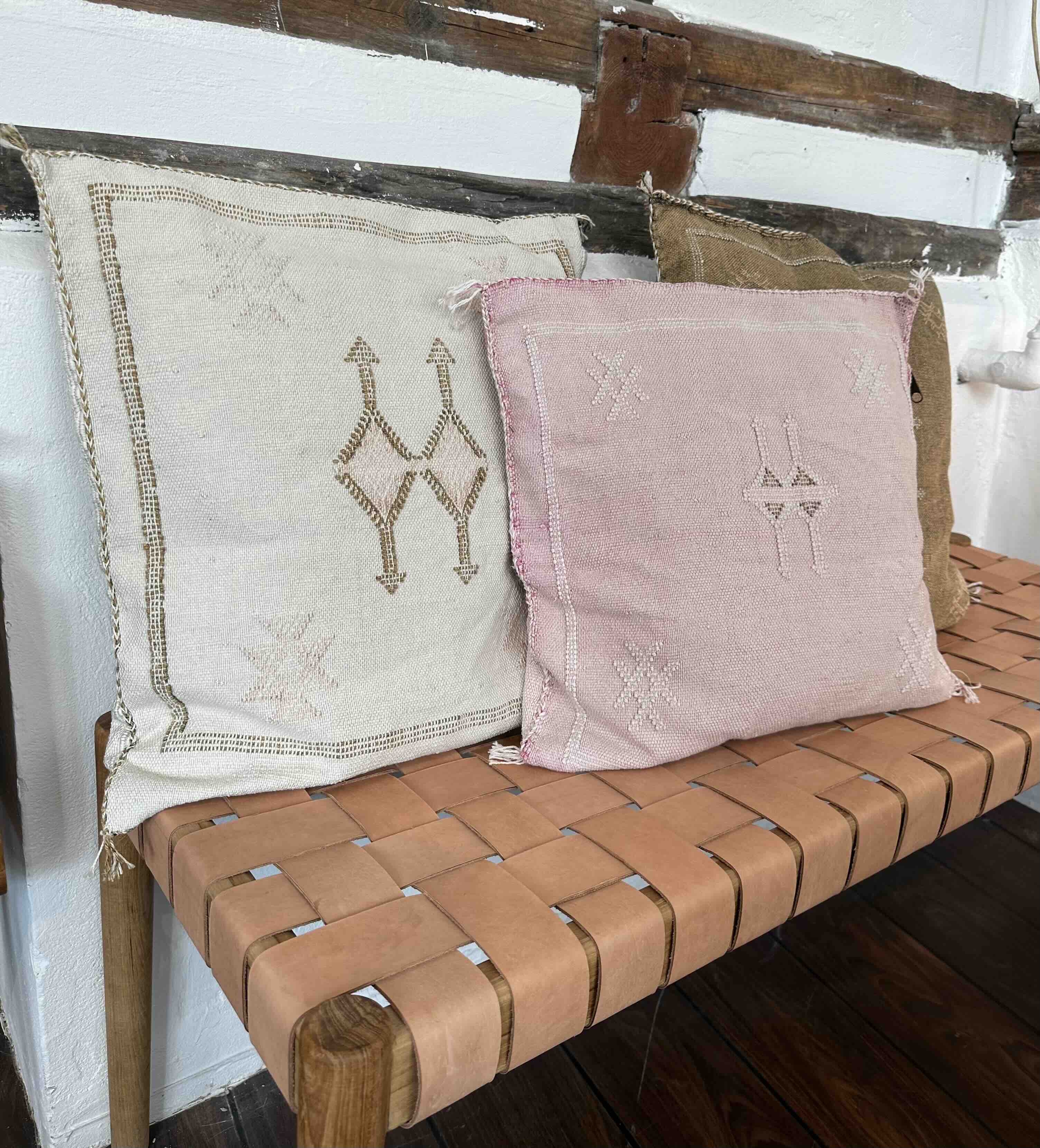 Bomuld pude i lyserød farve 50 x 50 cm.