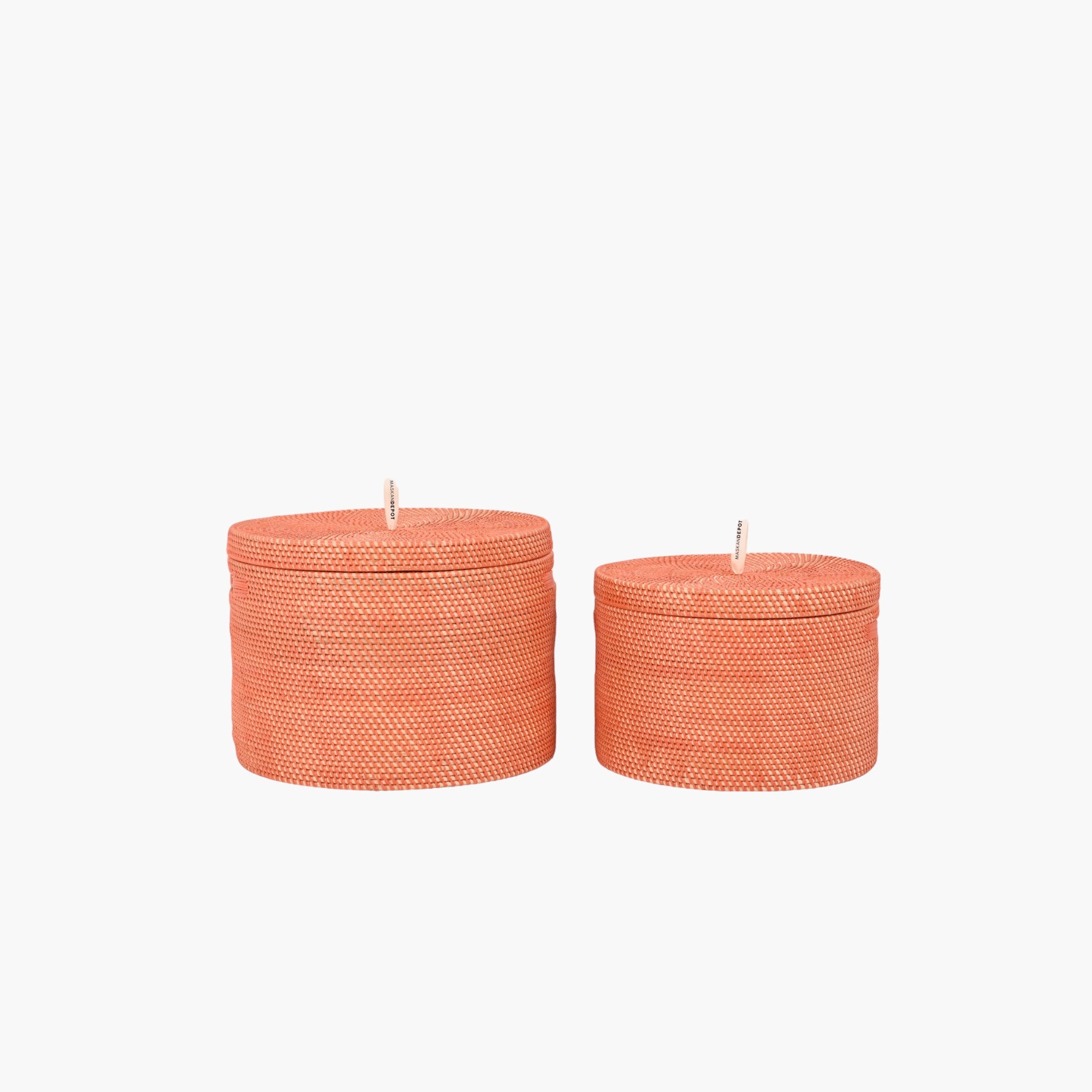 Bambuskurve, der er flettet i Orange/terracottafarve