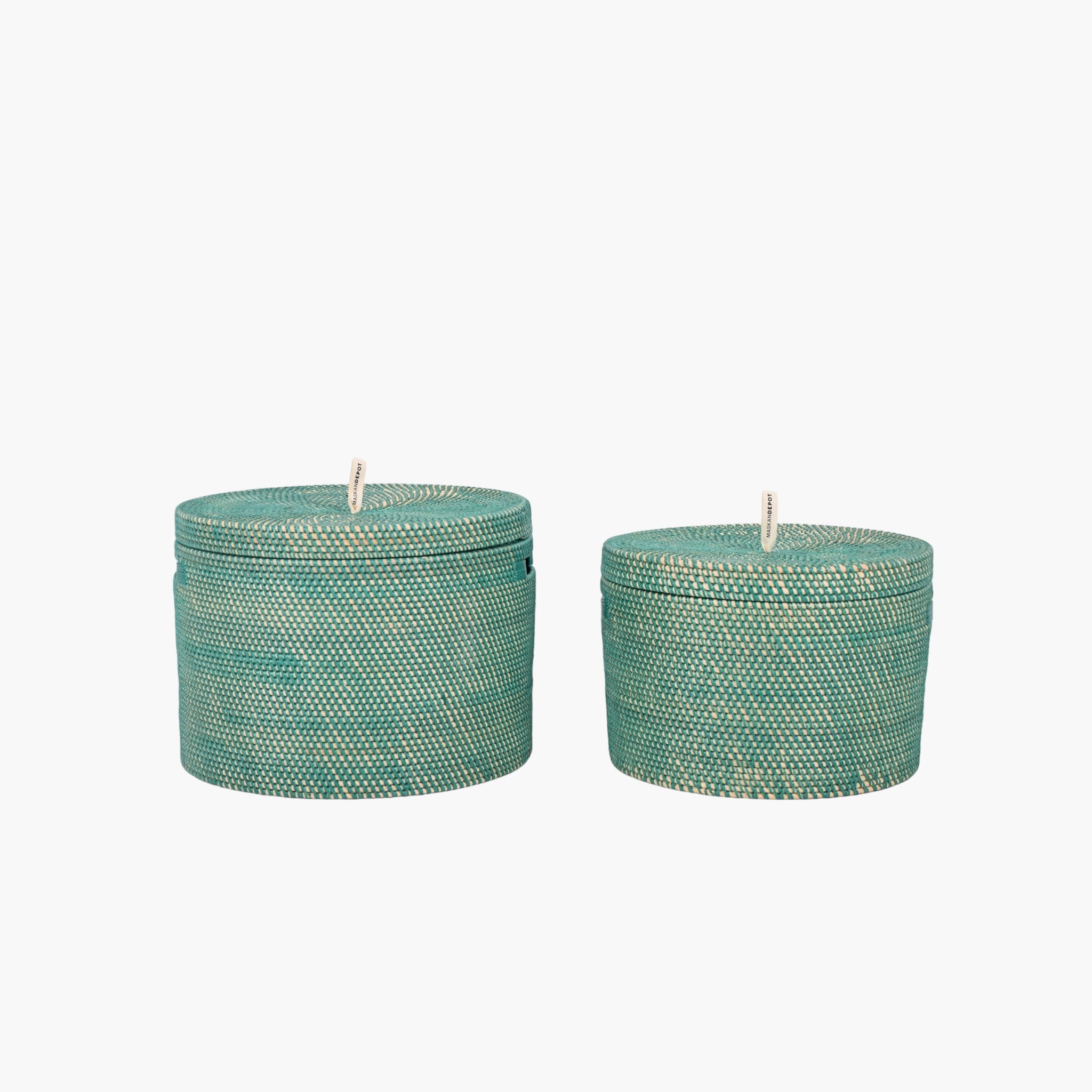 Bambuskurve, der er flettet med grøn genbrugsplast.