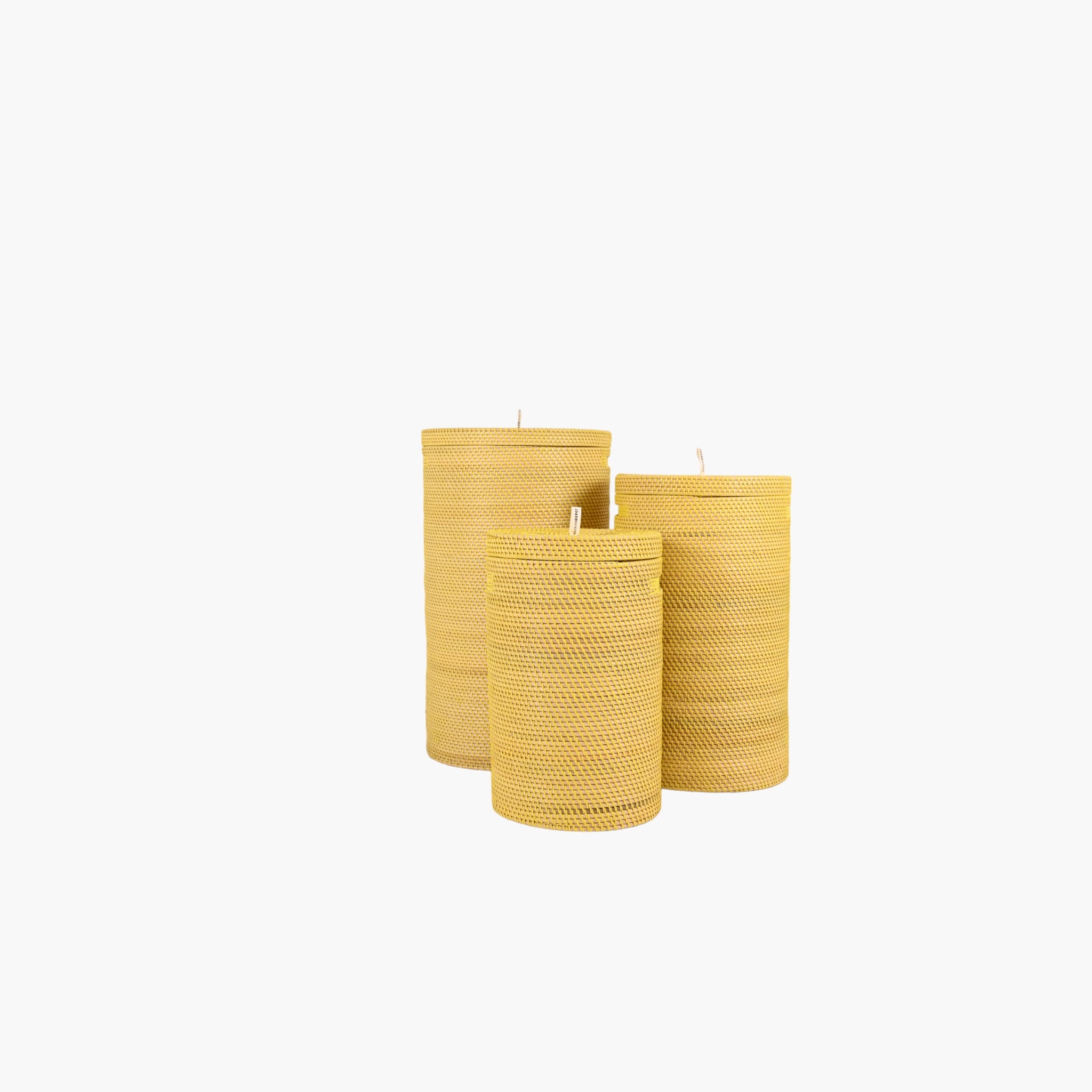 Håndlavet bambuskurv flettet med gul genbrugsplast