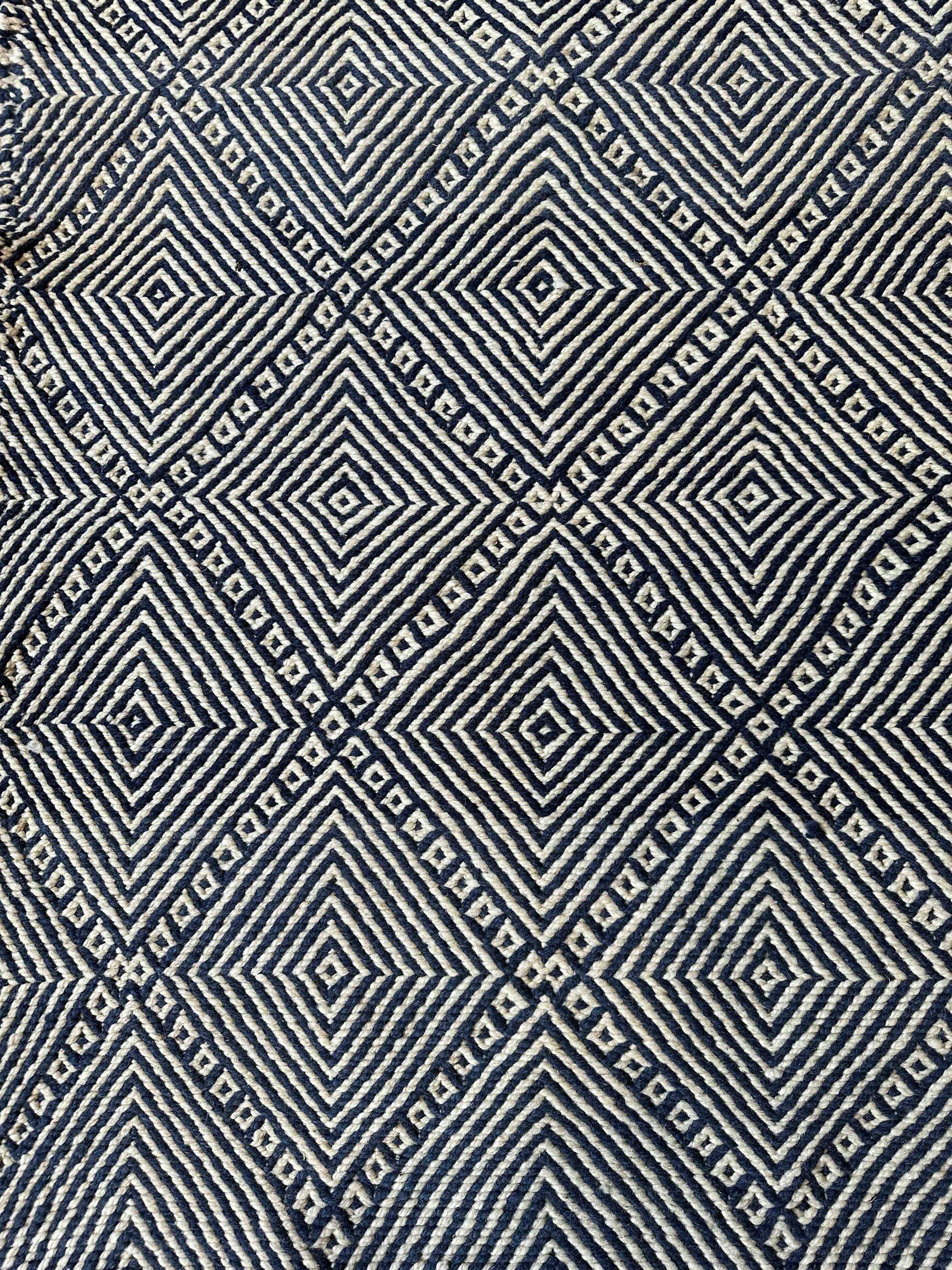 Marrokansk uld gulvtæppe i Mørkeblå og Hvid farver.
