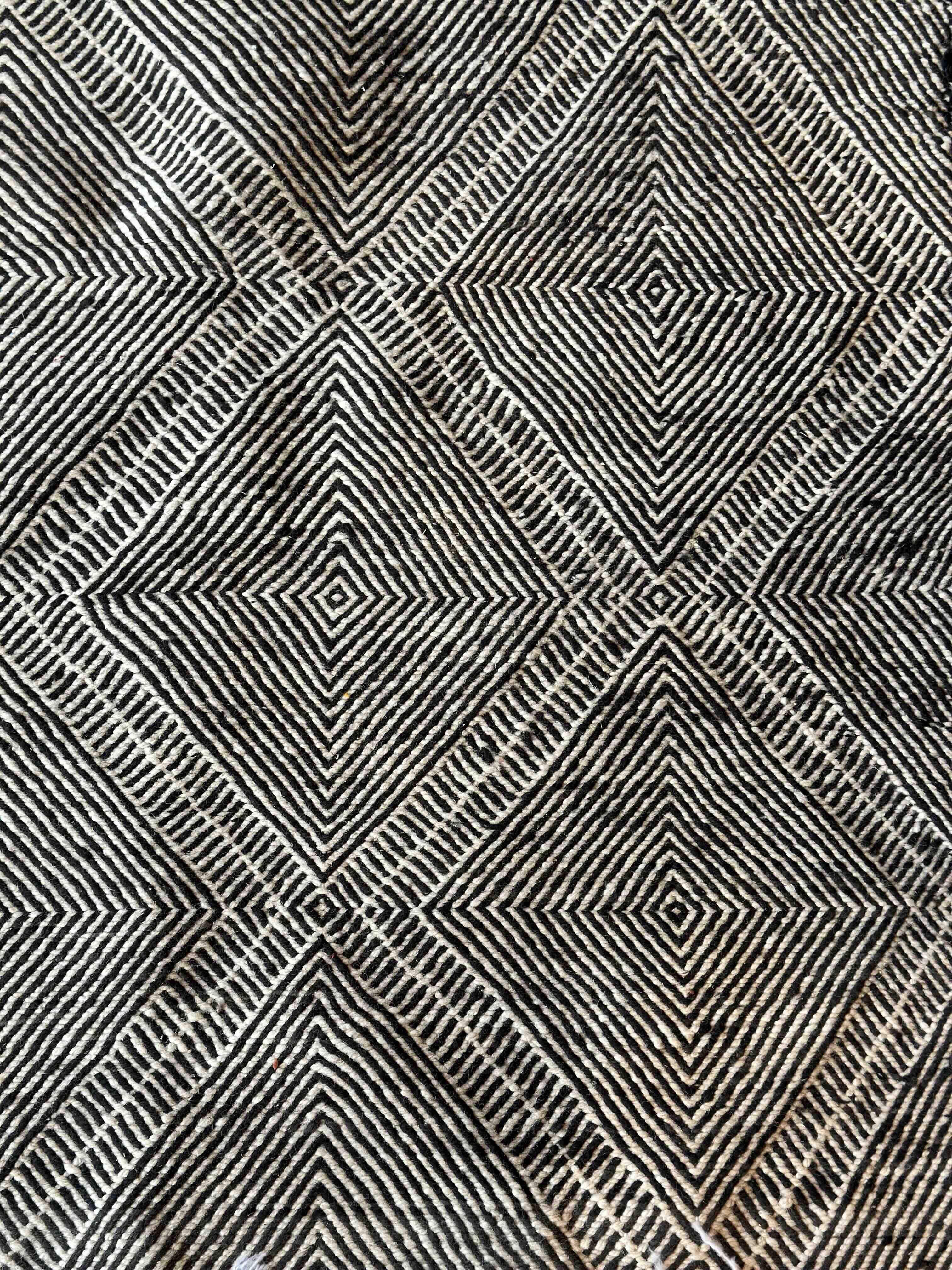 Stor Marrokansk uld gulvtæppe i Sort og Hvid farver.