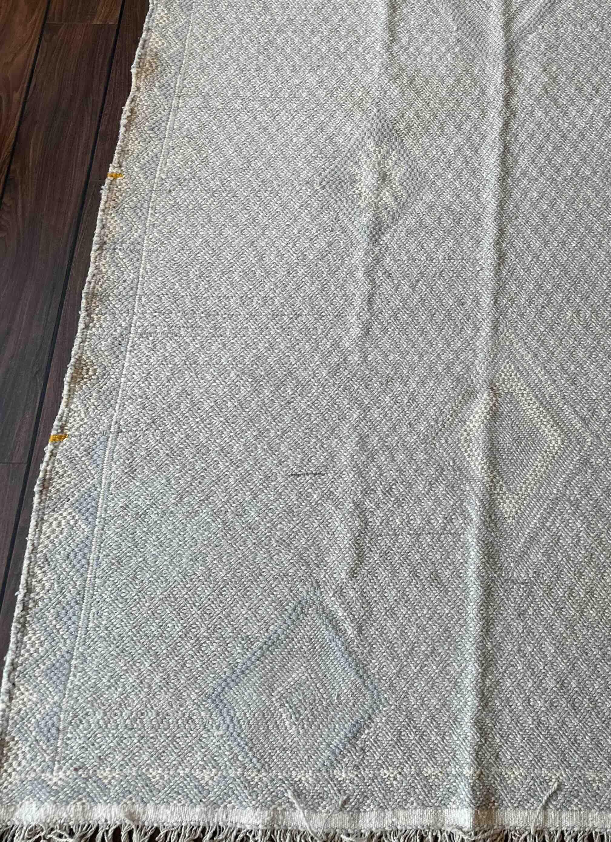 Marrokansk uld gulvtæppe i lyse farver.