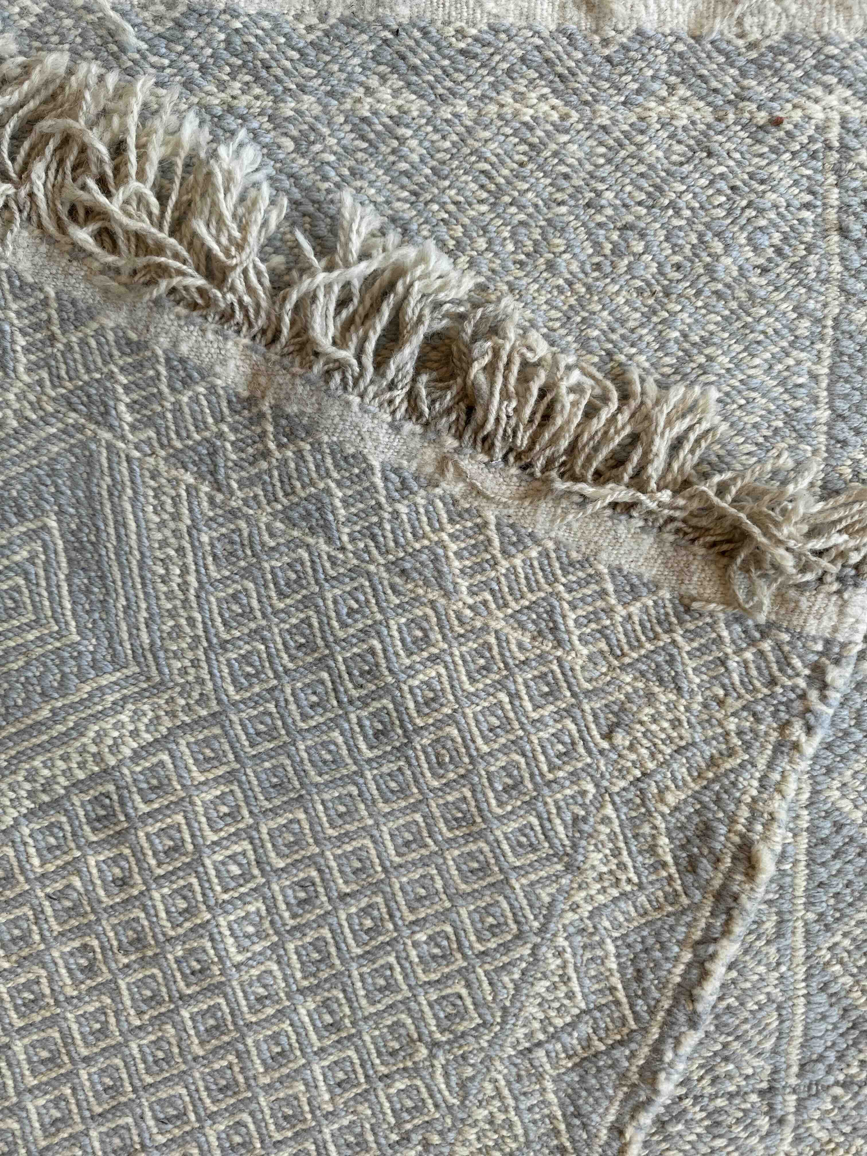 Marrokansk uld gulvtæppe i lyse farver.