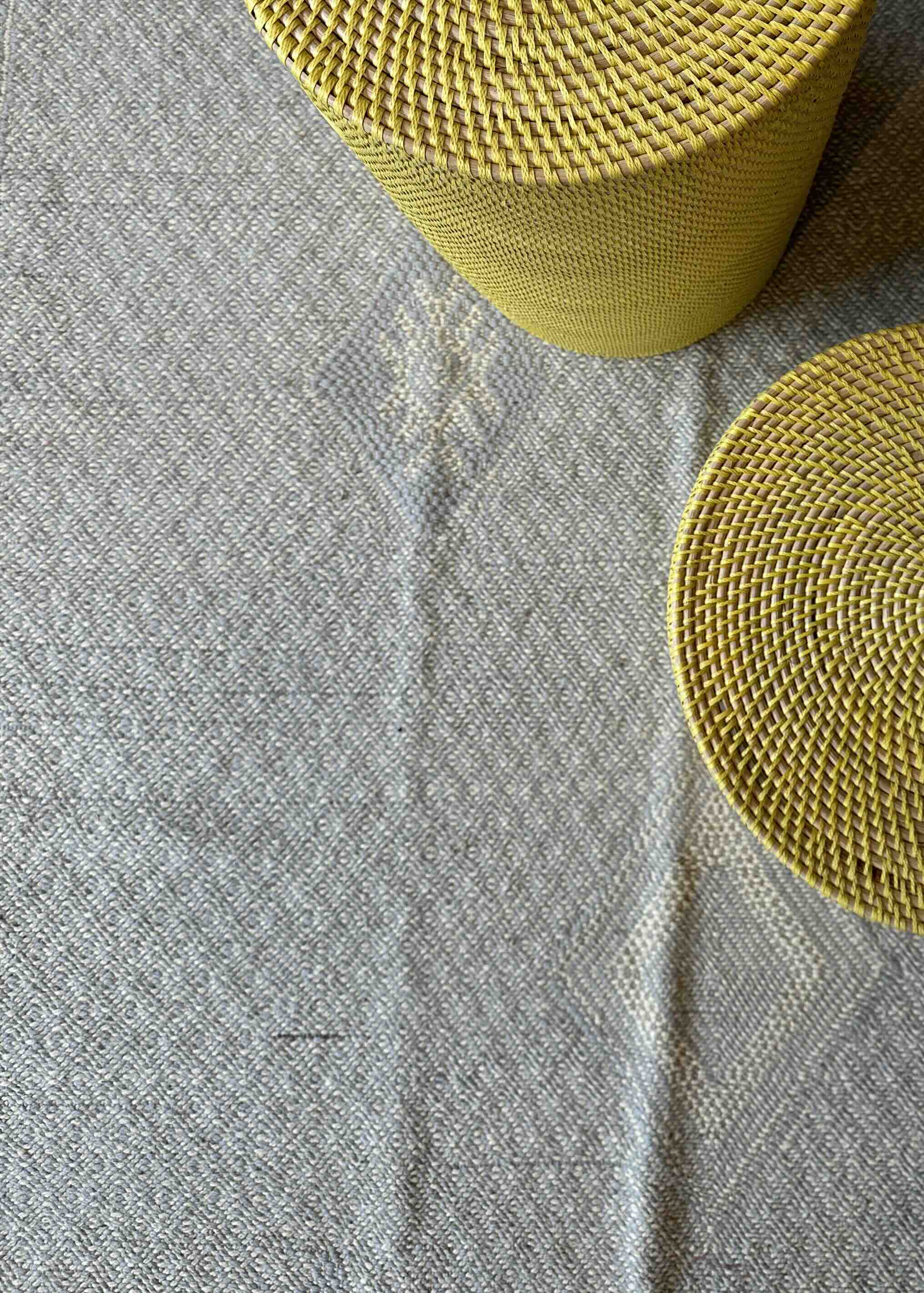 Marrokansk uld gulvtæppe i lyse farver.