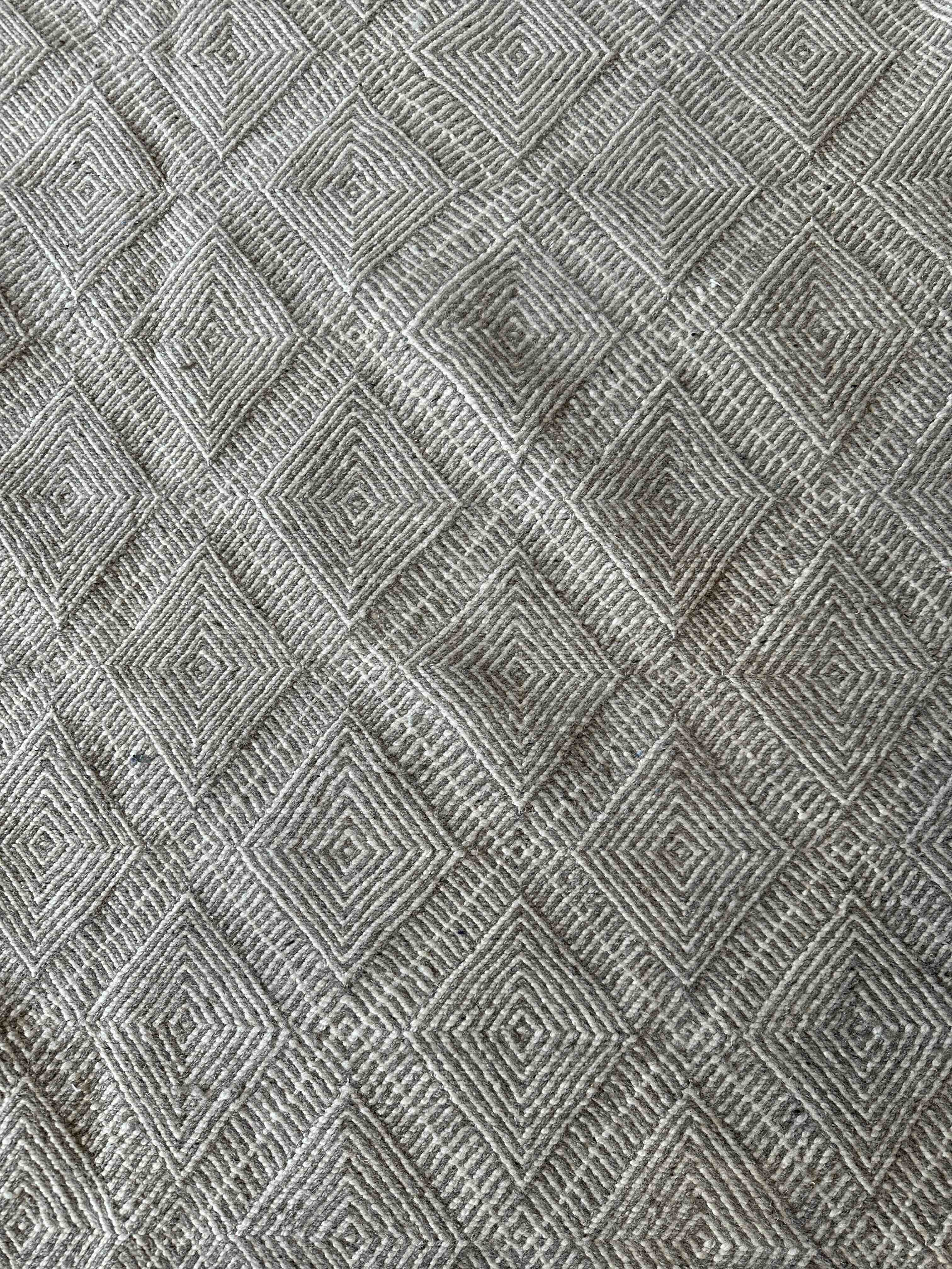 Marrokansk uld gulvtæppe i Mokka og hvid farver.