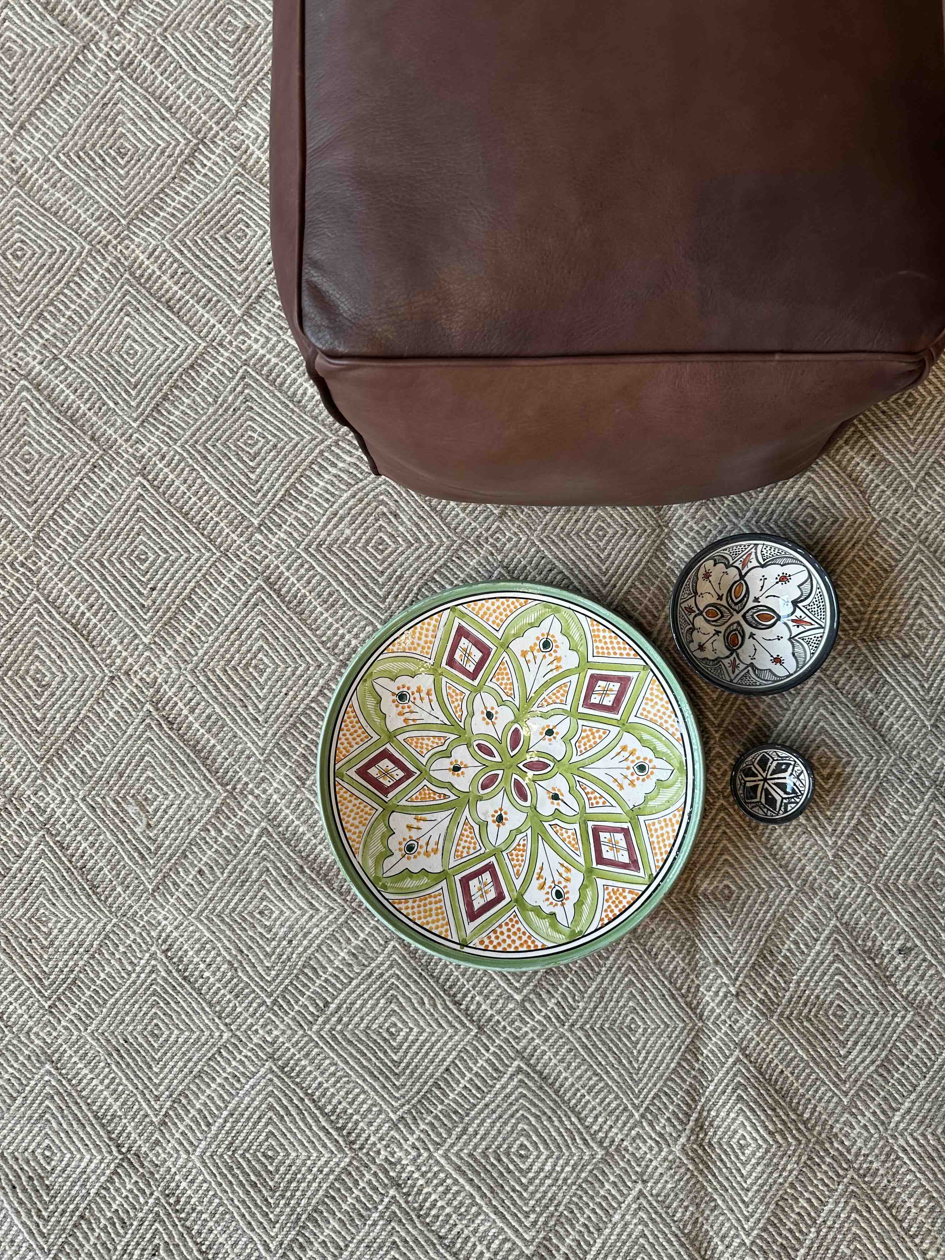 Marrokansk uld gulvtæppe i Mokka og hvid farver.