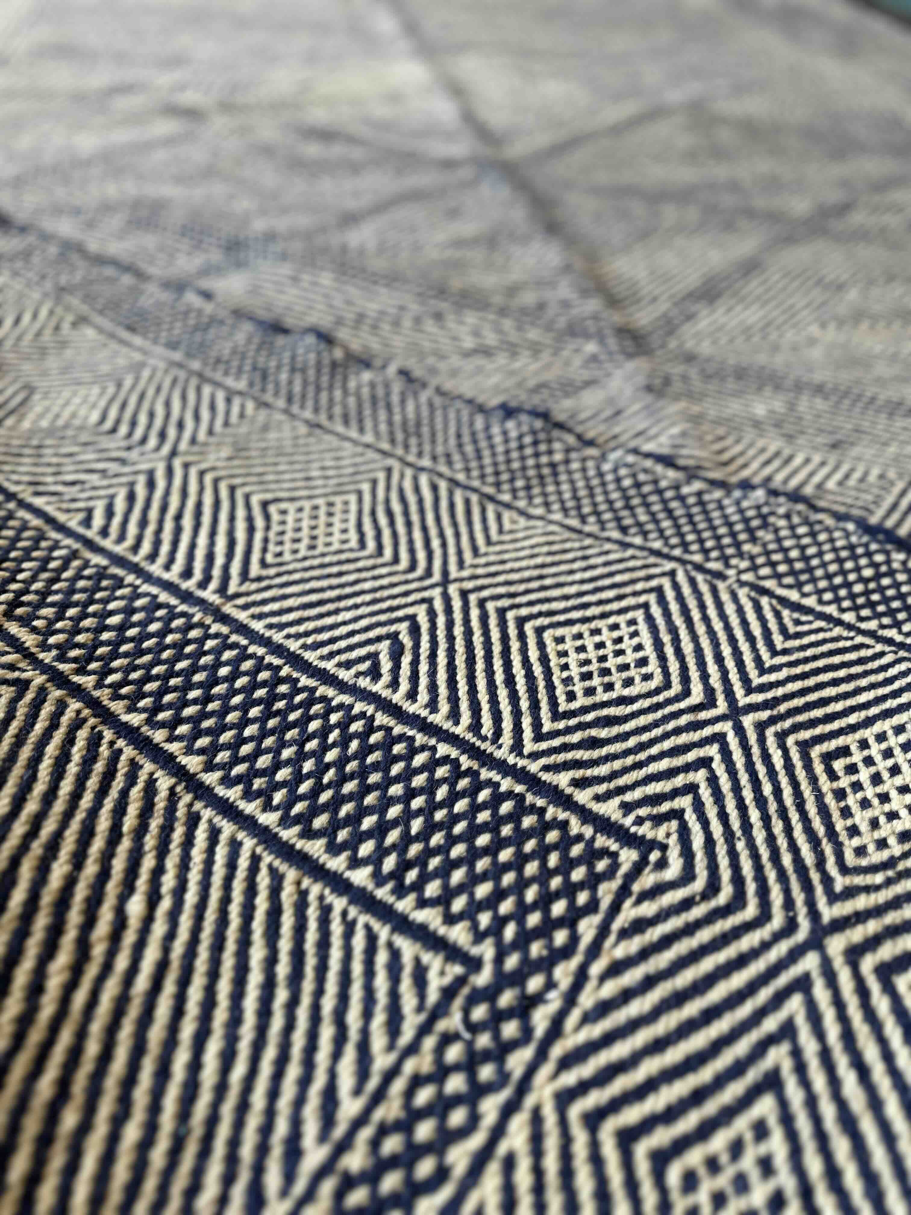 Stor Marrokansk uld gulvtæppe i Blå og Hvid farver.