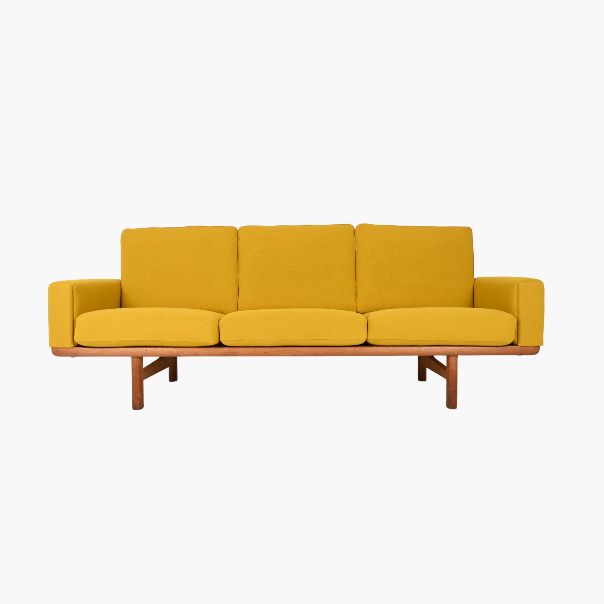 Hans J. Wegner. Trepersoners sofa af eg, model GE-236/3