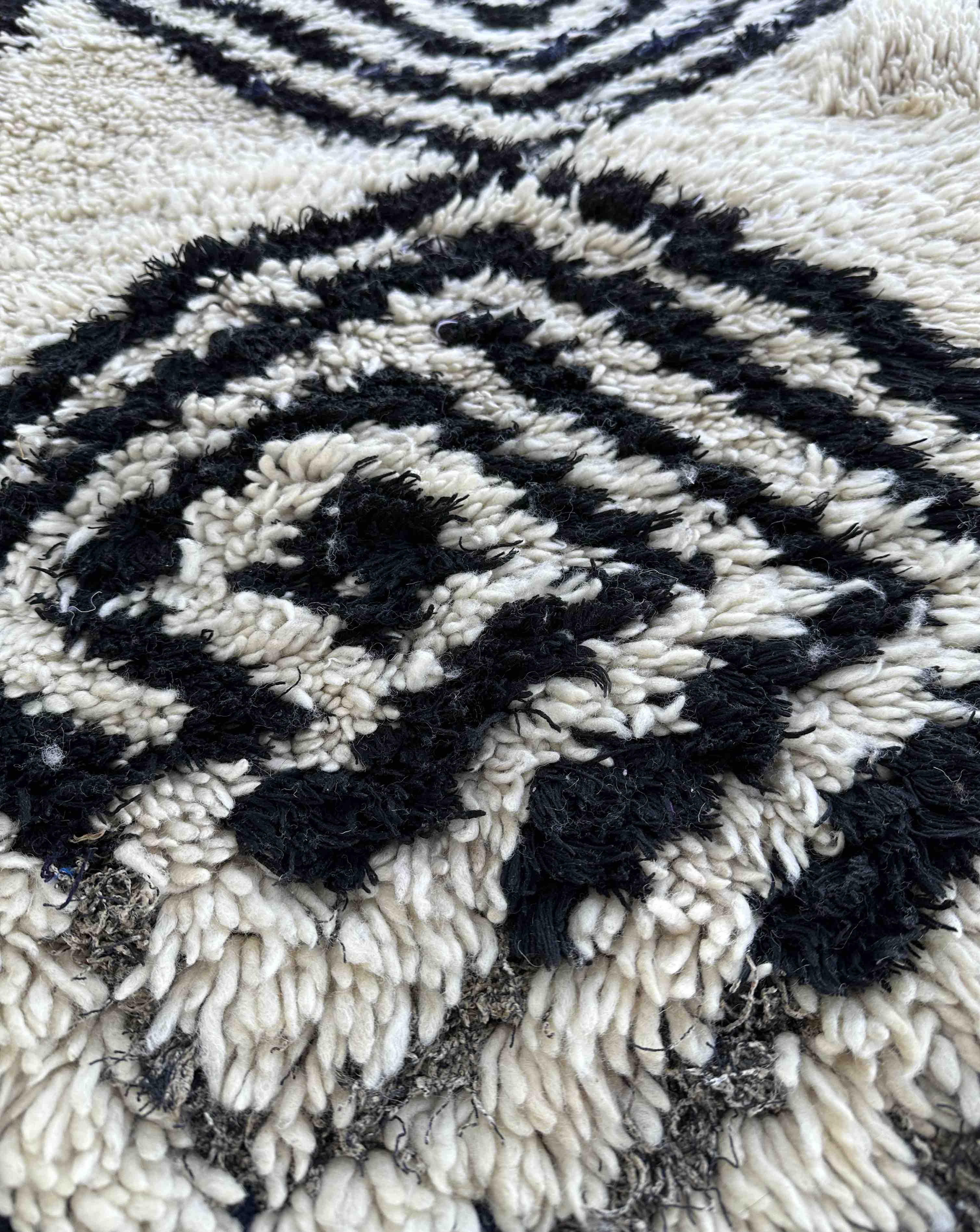 Beni Quarain-tæppe i hvid farve med sorte romber