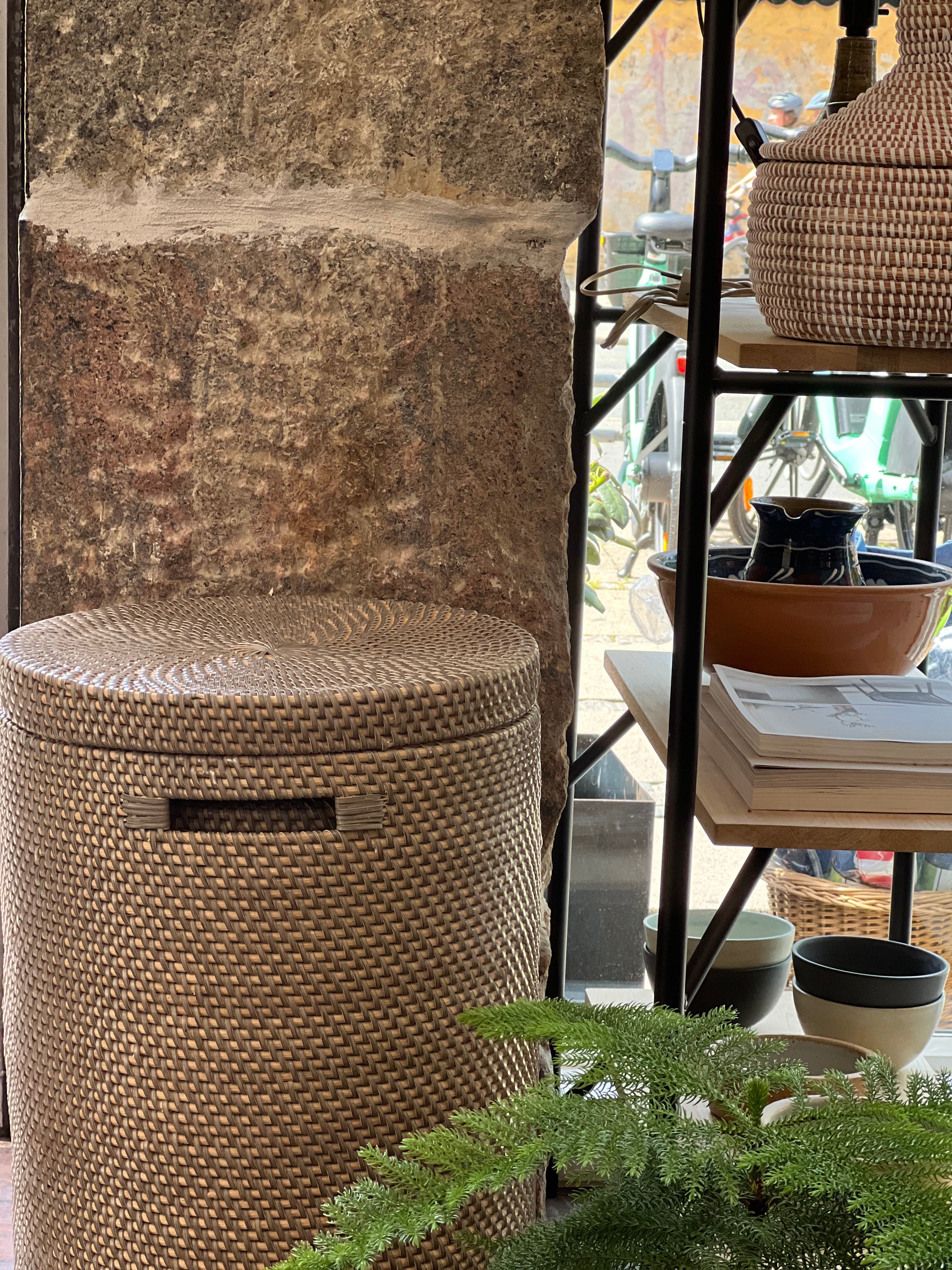 Håndlavet Bambuskurv i Moccabrun Flet med Genbrugsplast