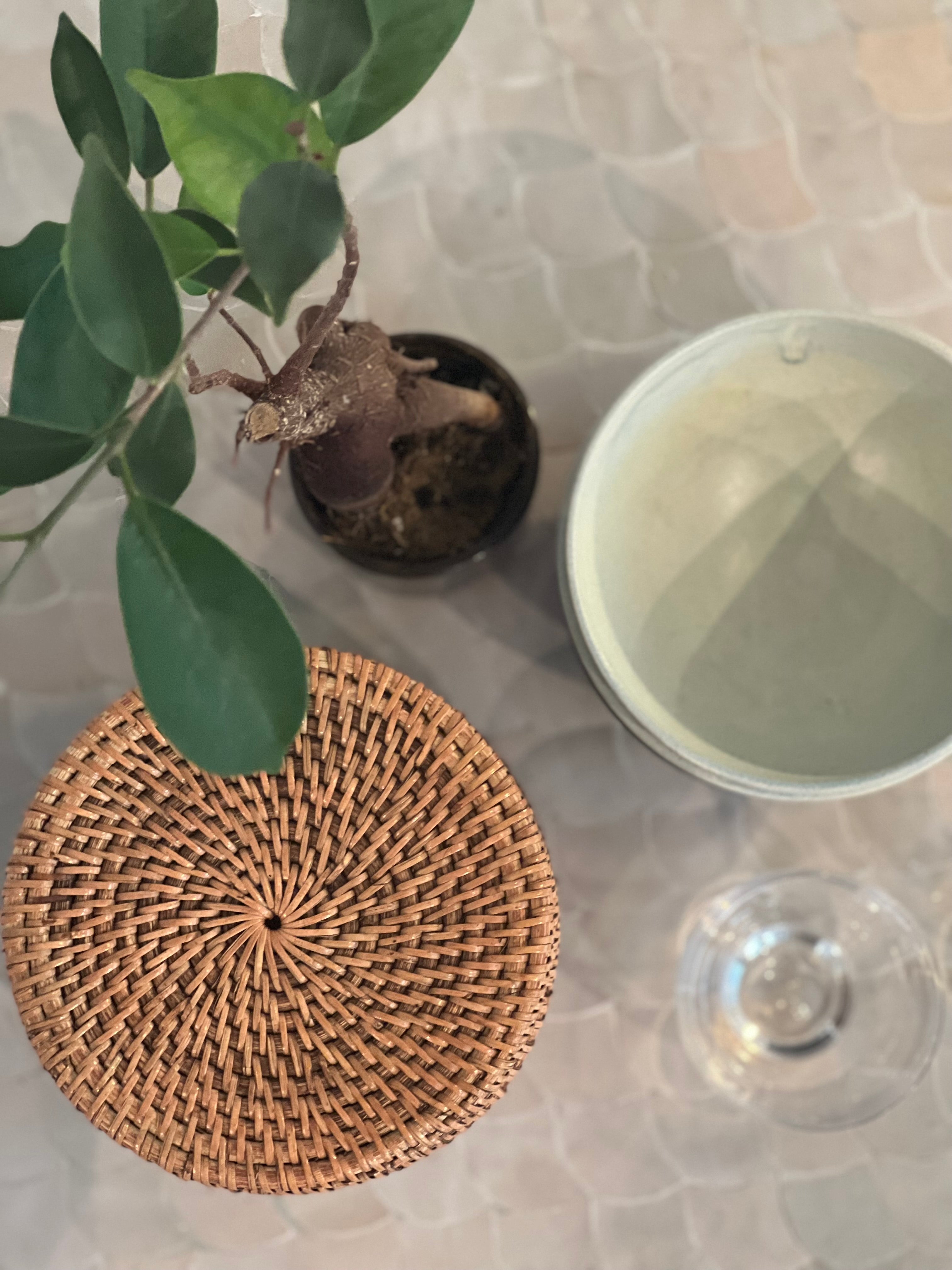 Rundt natur mosaik bord i mørk træstel