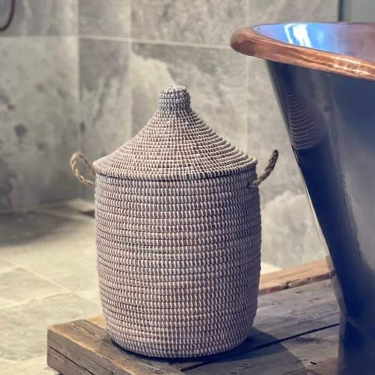 håndlavede kurve, vævet af søgræs og flettet med hvid genbrugsplast