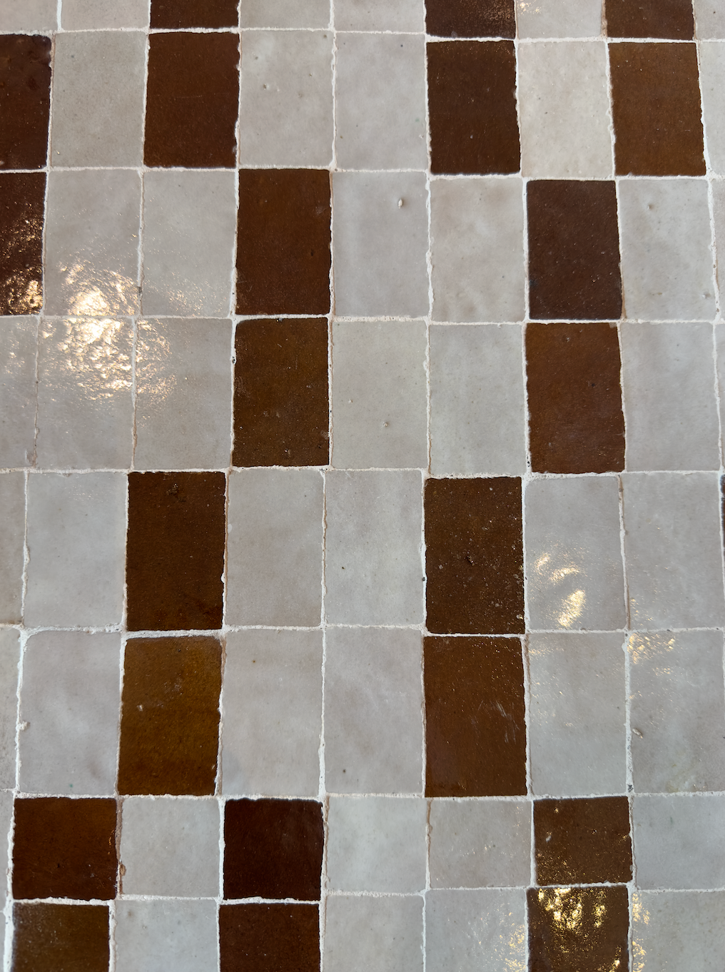 Mosaik Bænk i brun og natur farve med sort stålstel