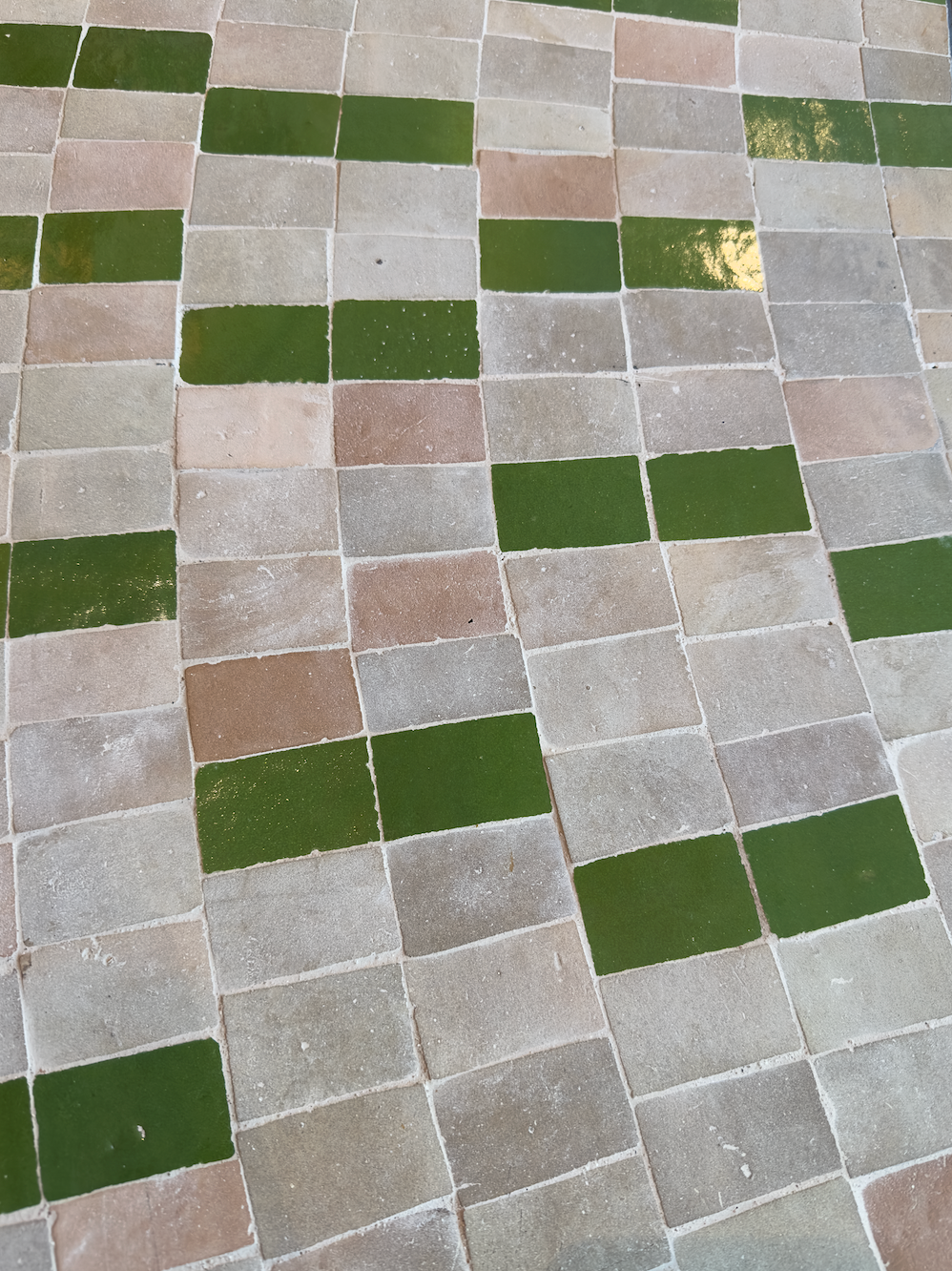 Mosaik Bænk i grøn og natur farve med sort stålstel