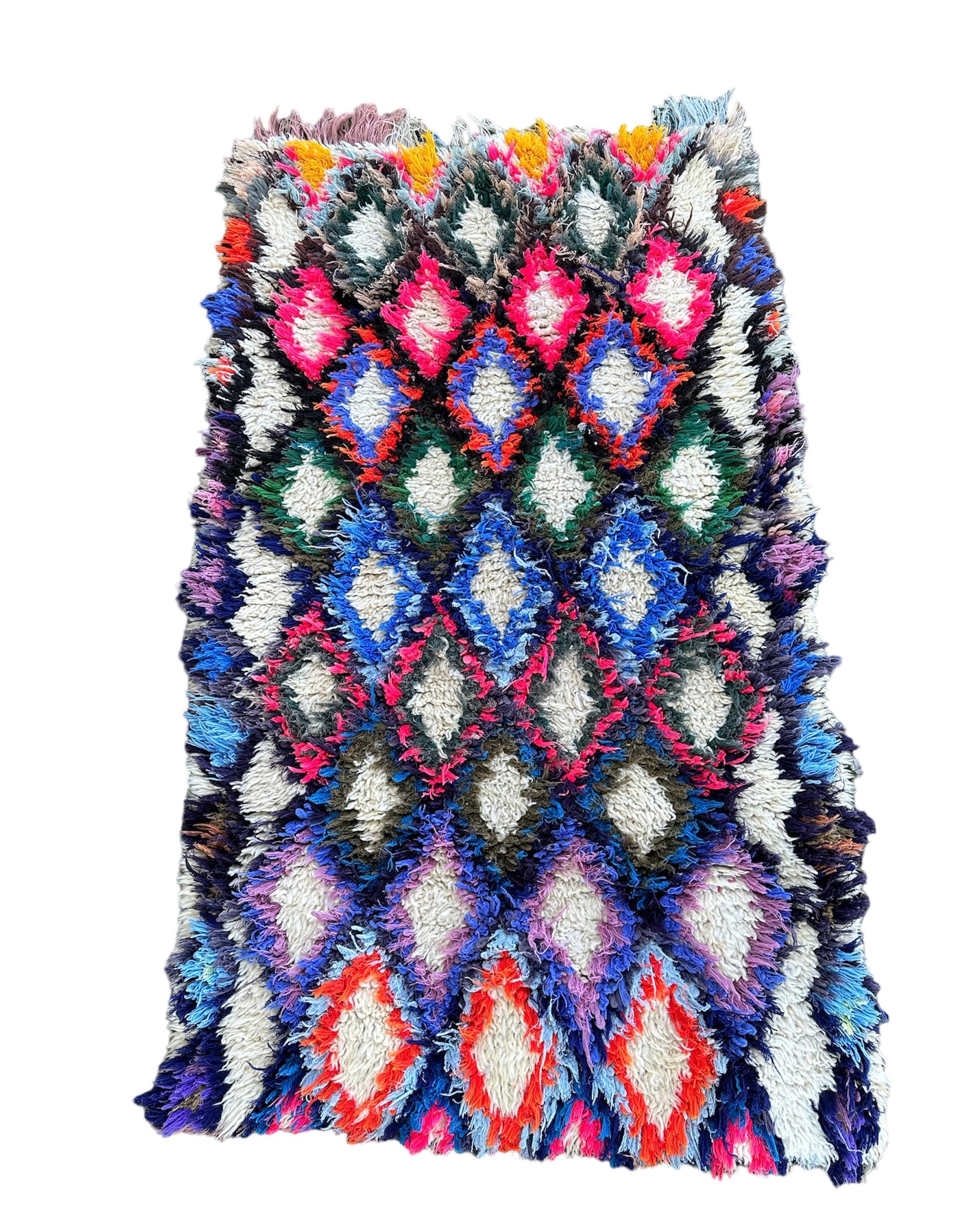 Beni Quarain-tæppet hvide farver, der er fyldt med smukke romberfarver