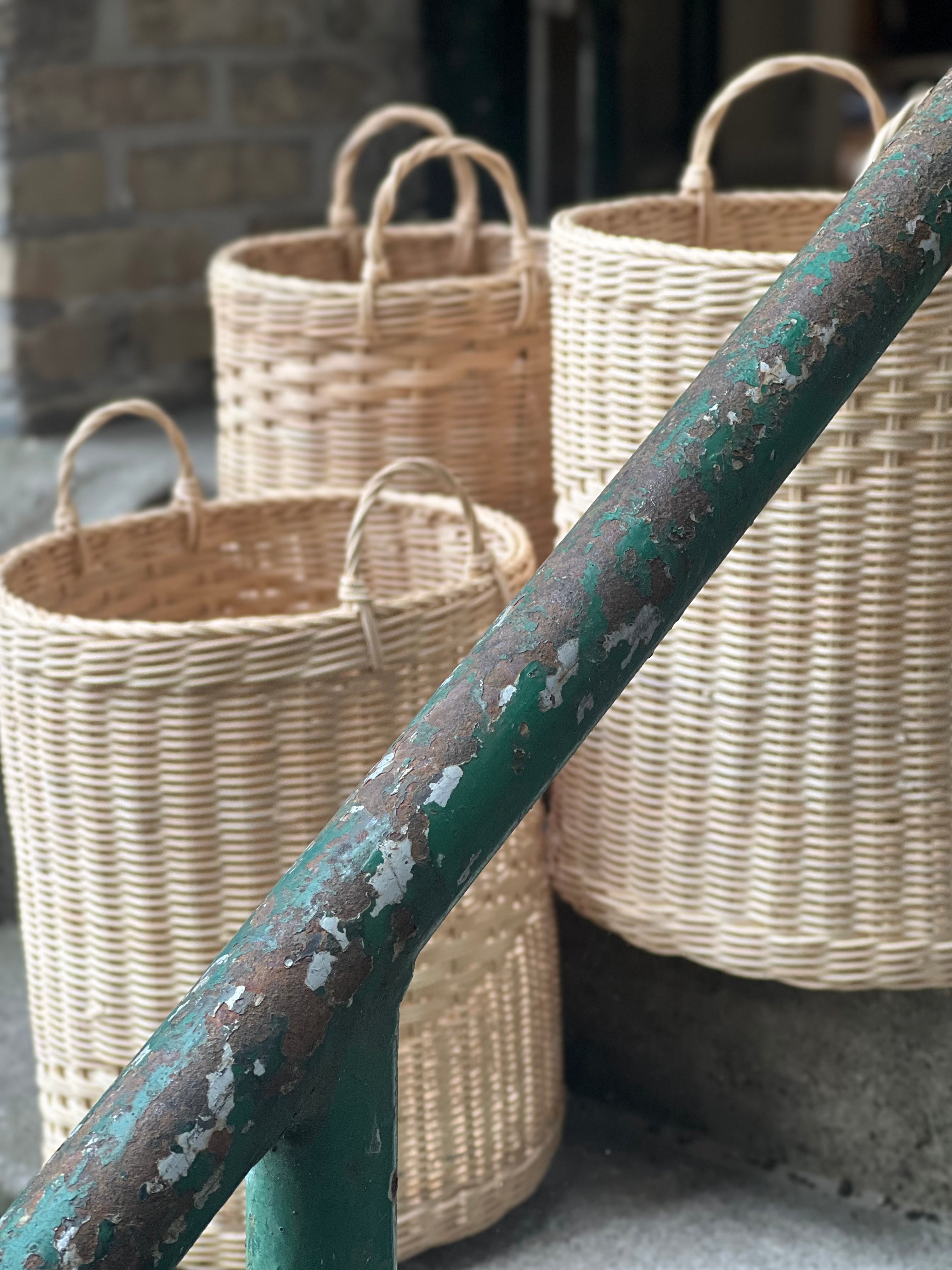 Håndflettede Bambuskurve med Hanke