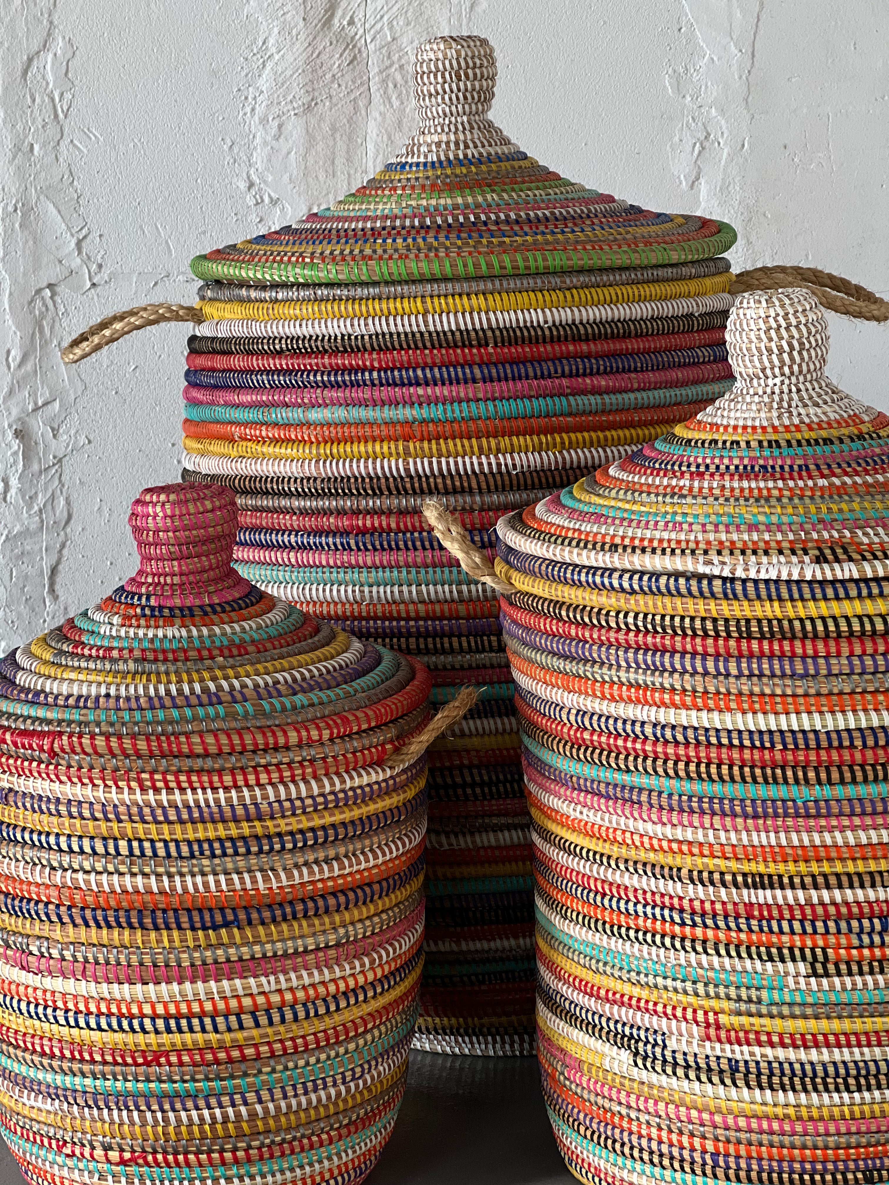 Håndlavede multifarvede kurv, som er vævet med Sweet grass og flettet med genbrugsplast