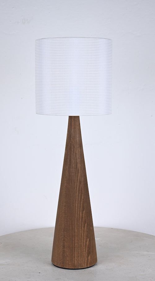 Bordlampe mørk træ med hvid lampeskærm.