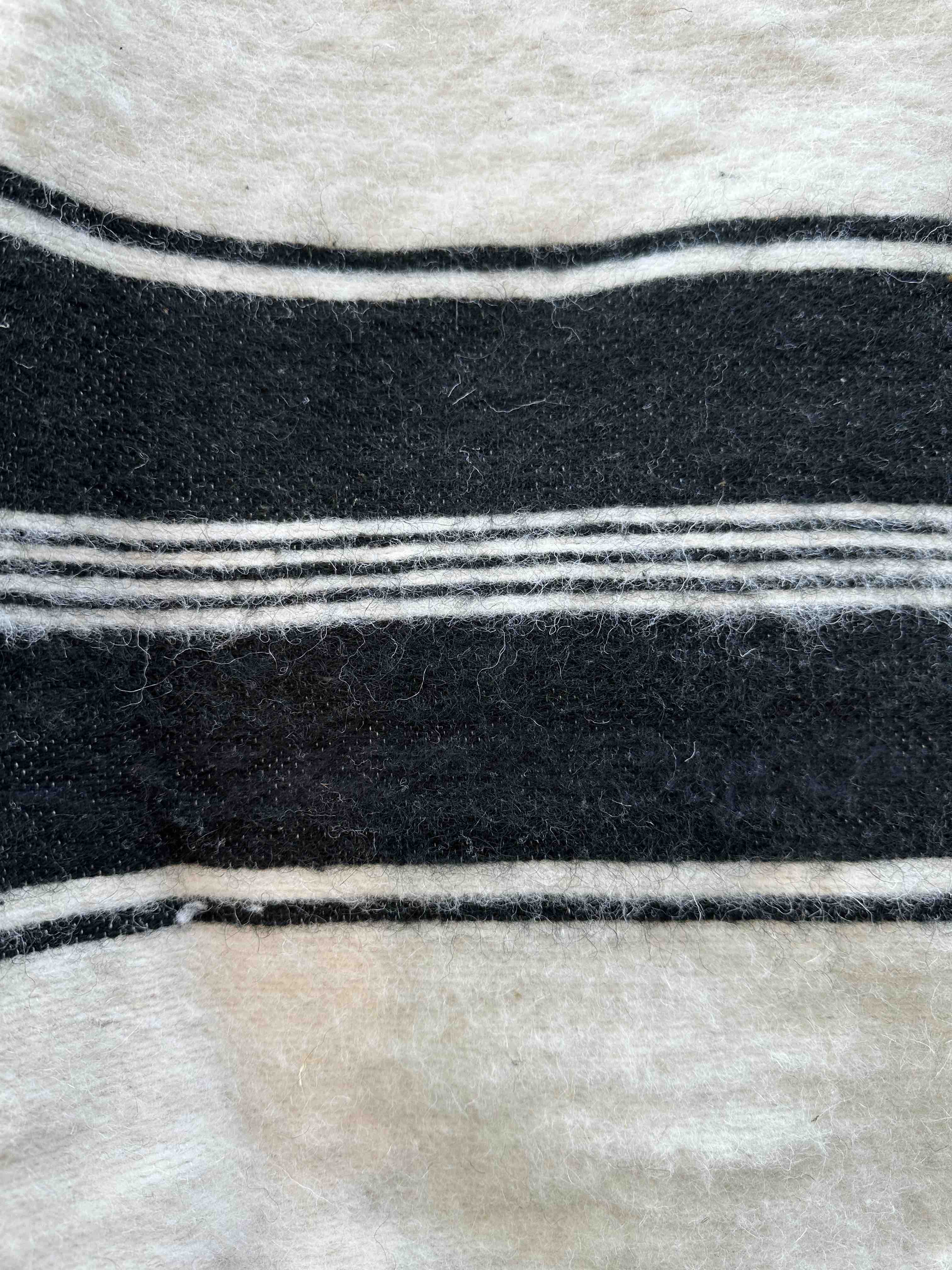 Sengetæppe uld hvid og sort farve