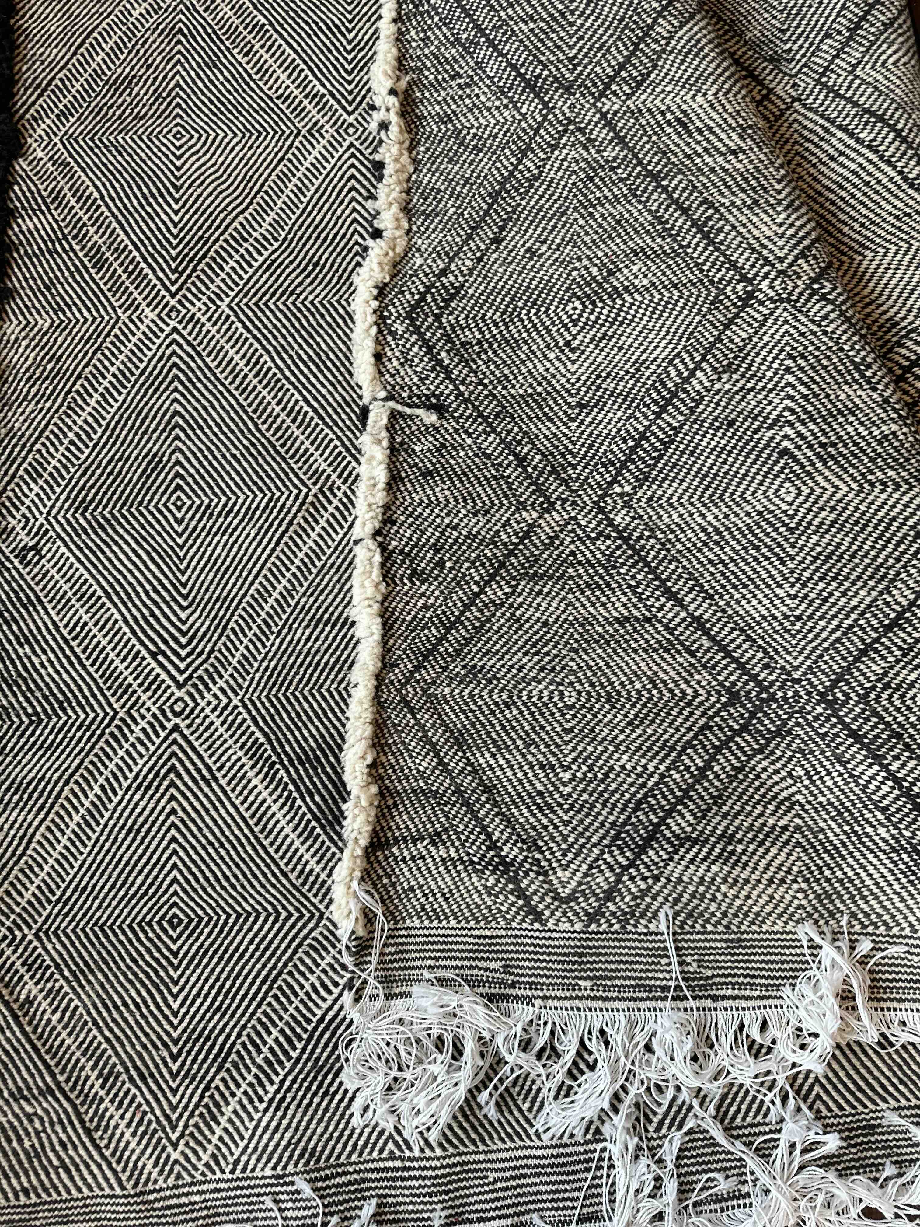 Stor Marrokansk uld gulvtæppe i Sort og Hvid farver.