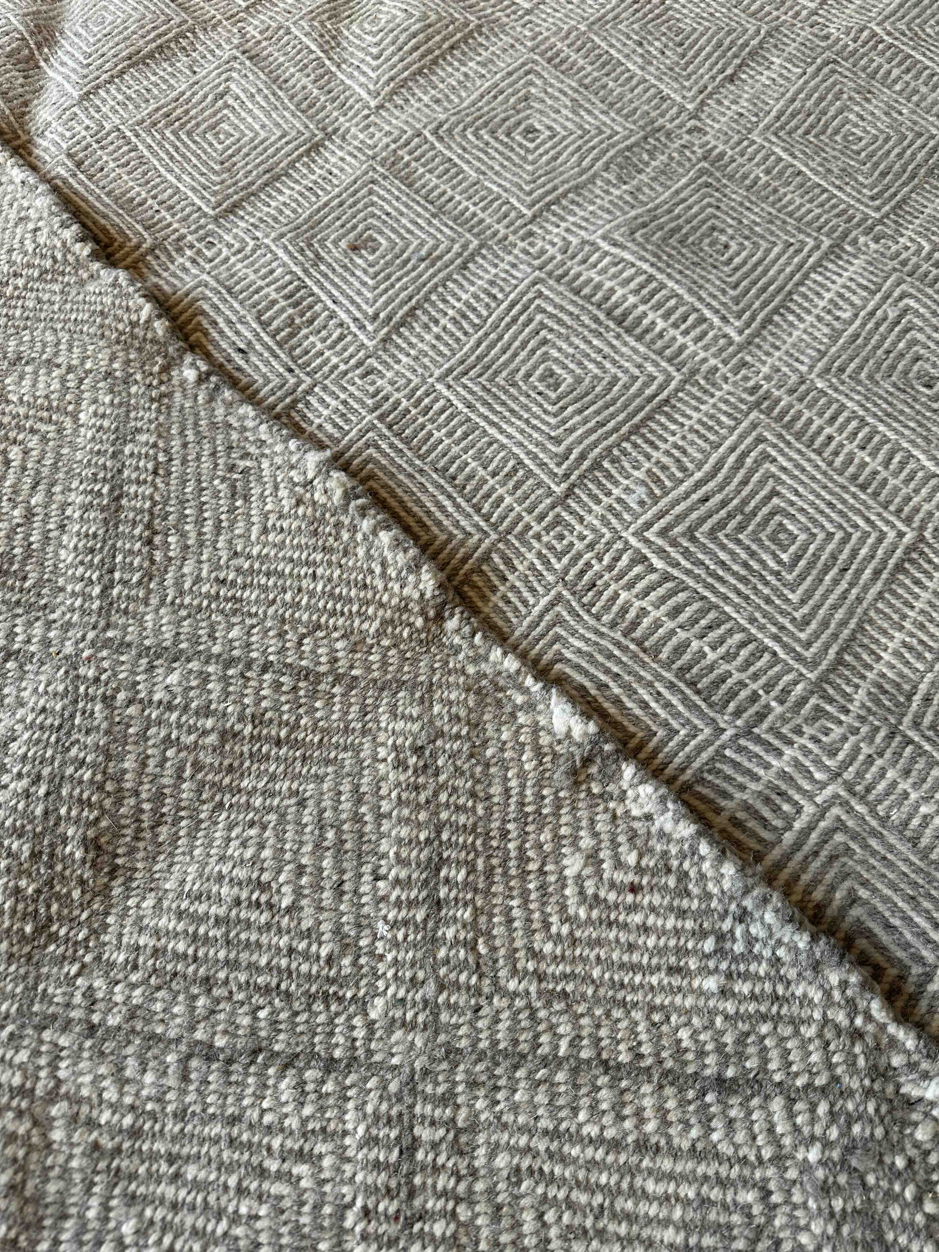 Marrokansk uld gulvtæppe i Mokka og hvid farver.