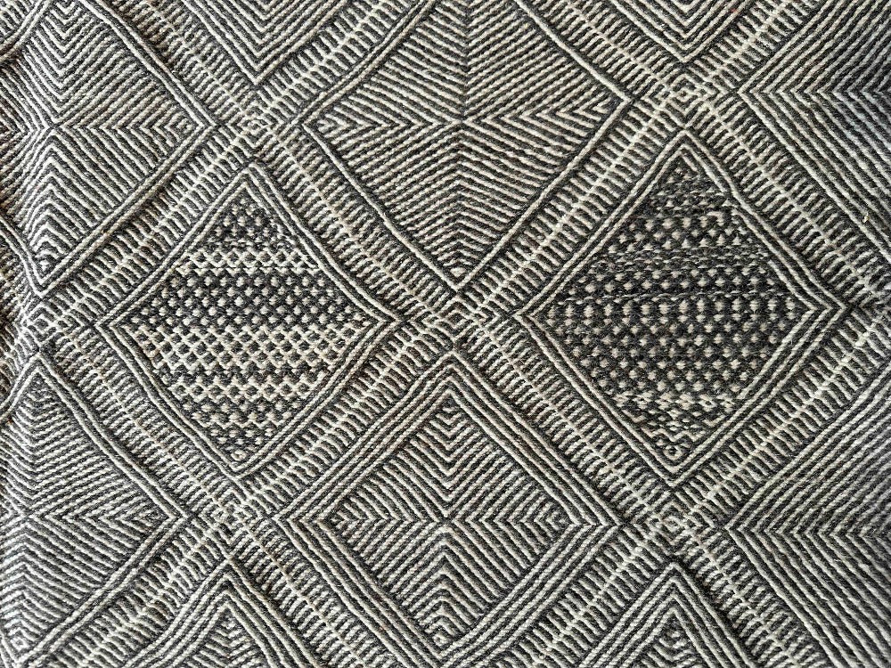 Marrokansk uld gulvtæppe i Mørkegrå og hvid farver.