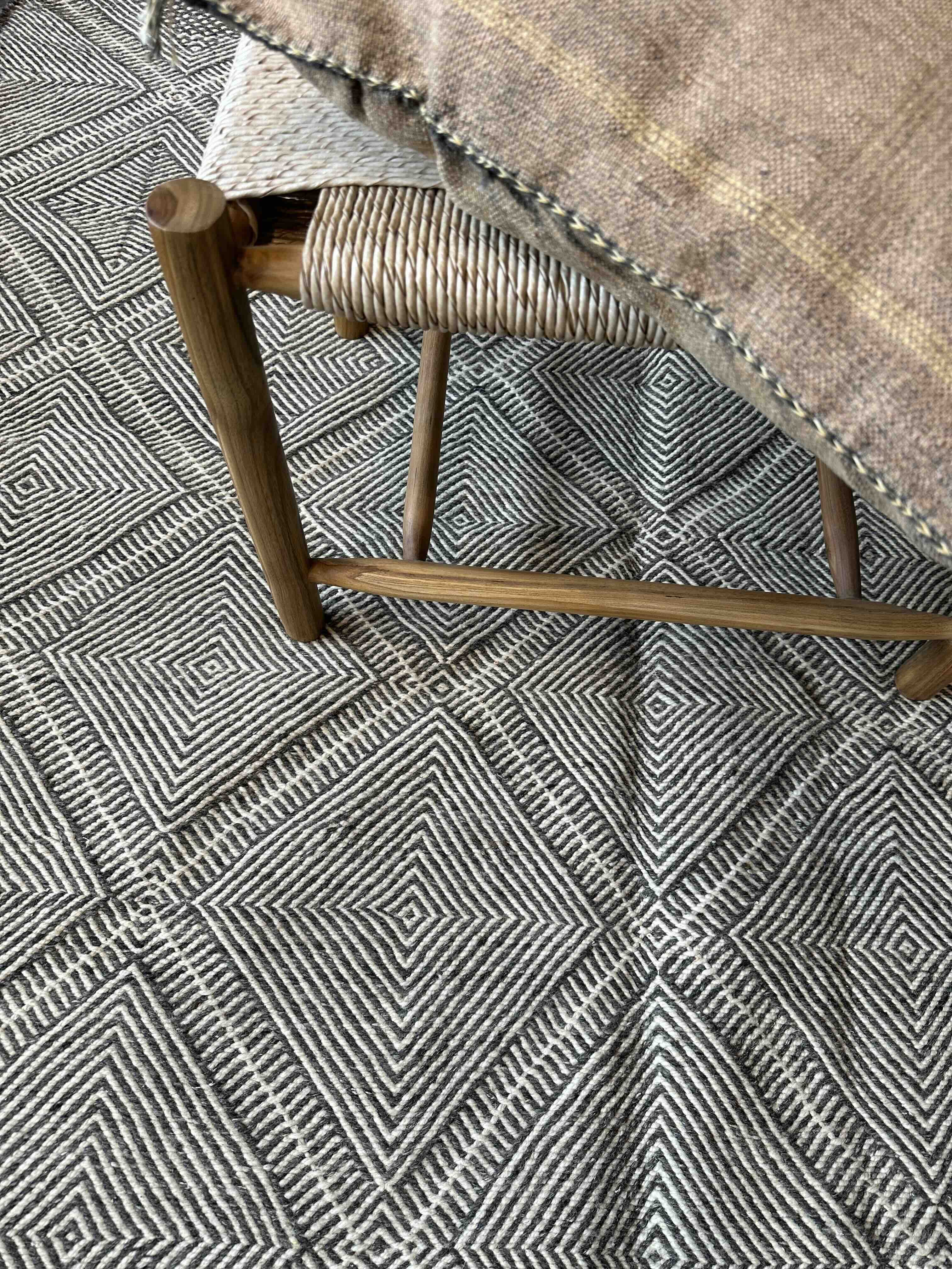 Marrokansk uld gulvtæppe i Mørkegrå og hvid farver.