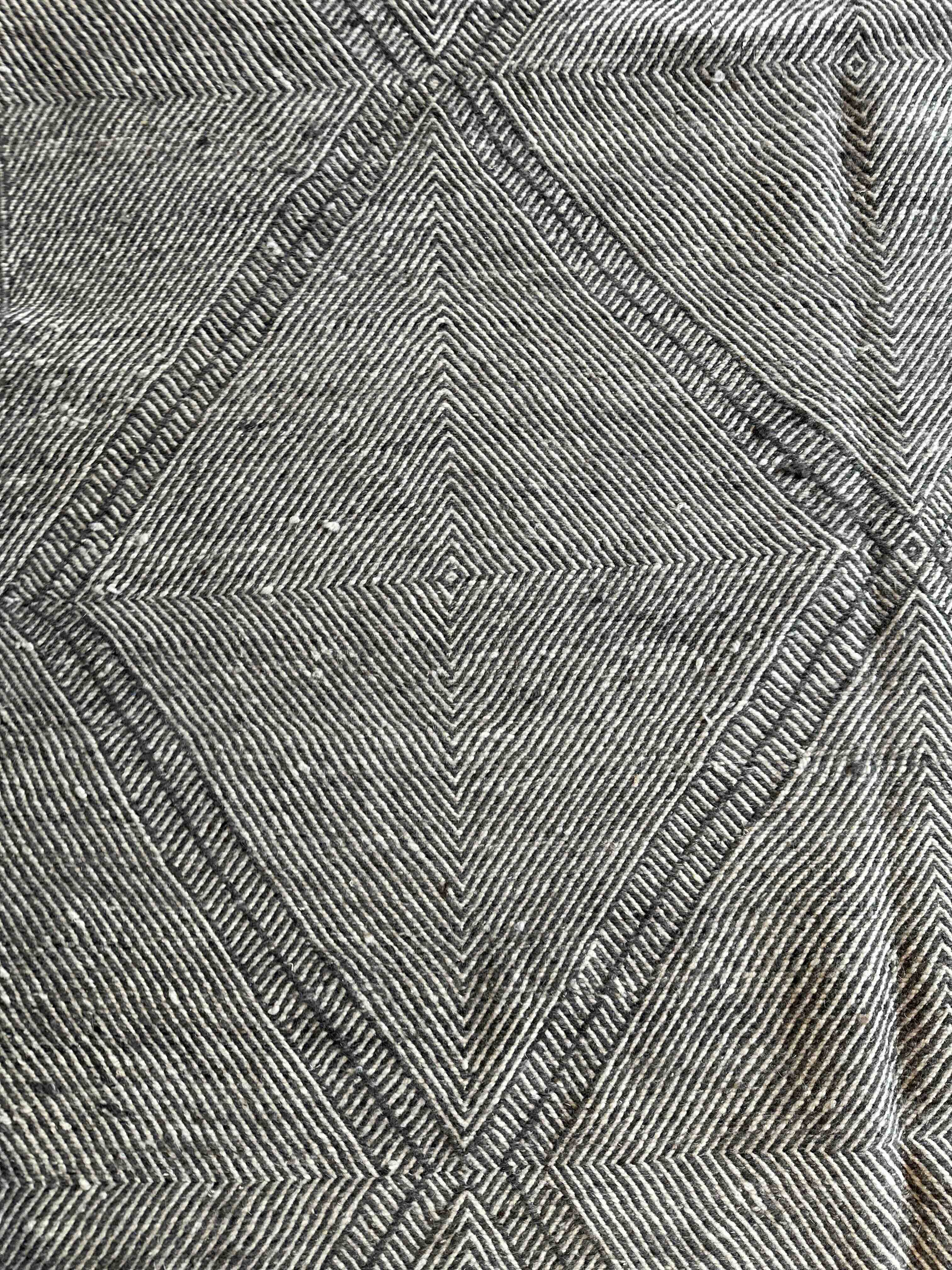 Marrokansk uld gulvtæppe i Sort og Grå farver.