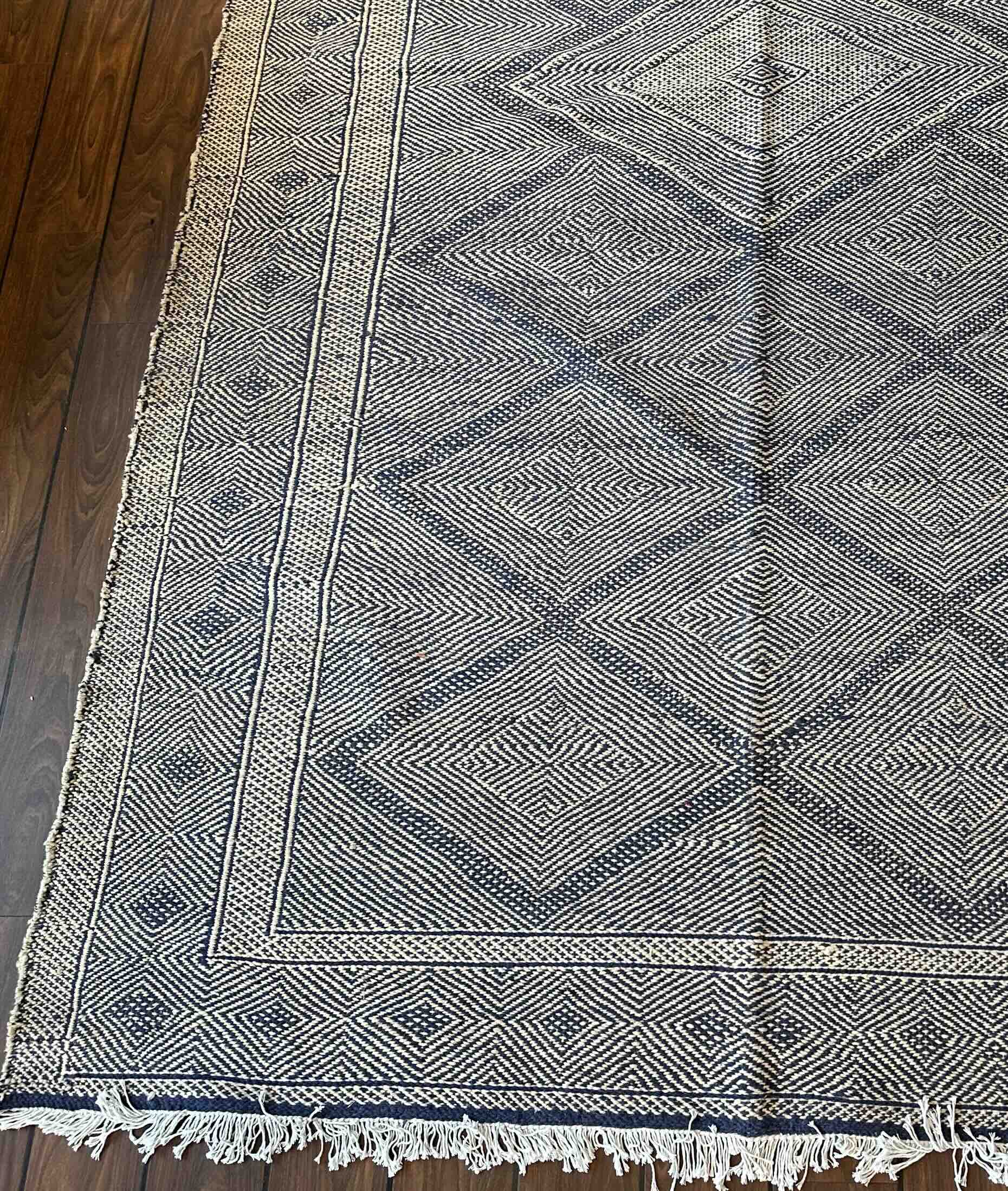 Stor Marrokansk uld gulvtæppe i Blå og Hvid farver.