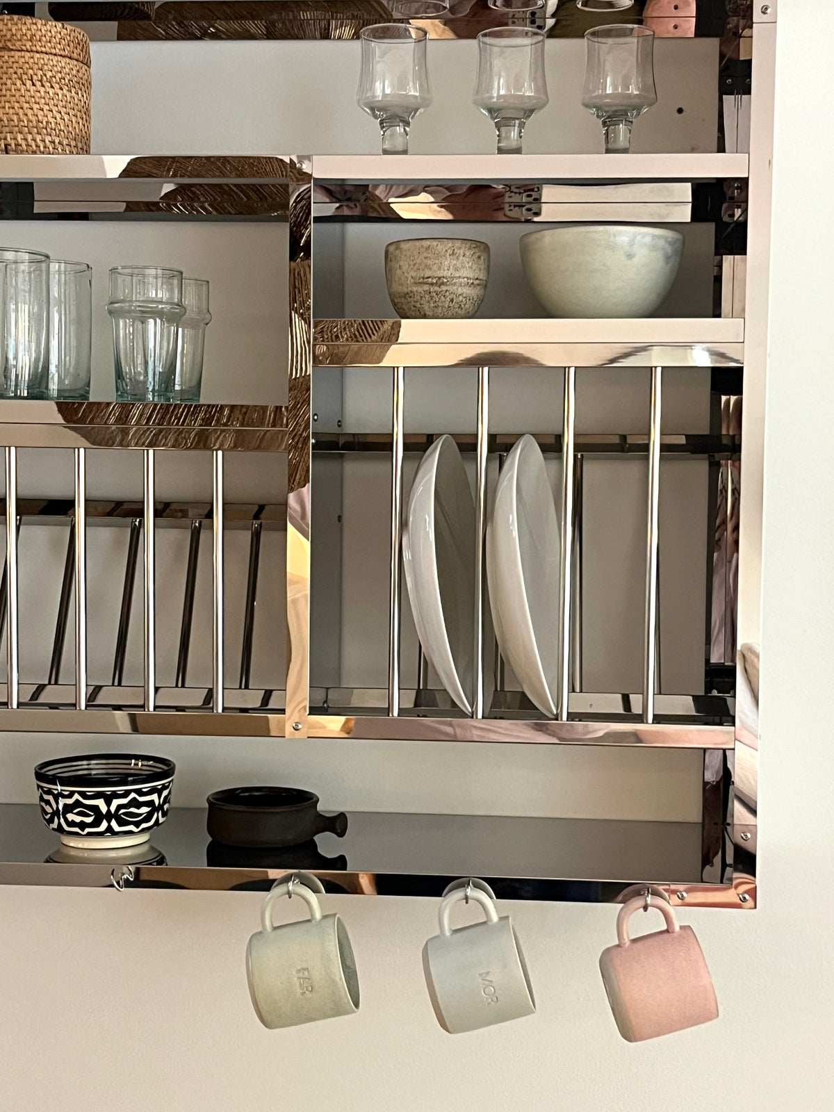 Tallerkenrække i rustfrit stål, detalje