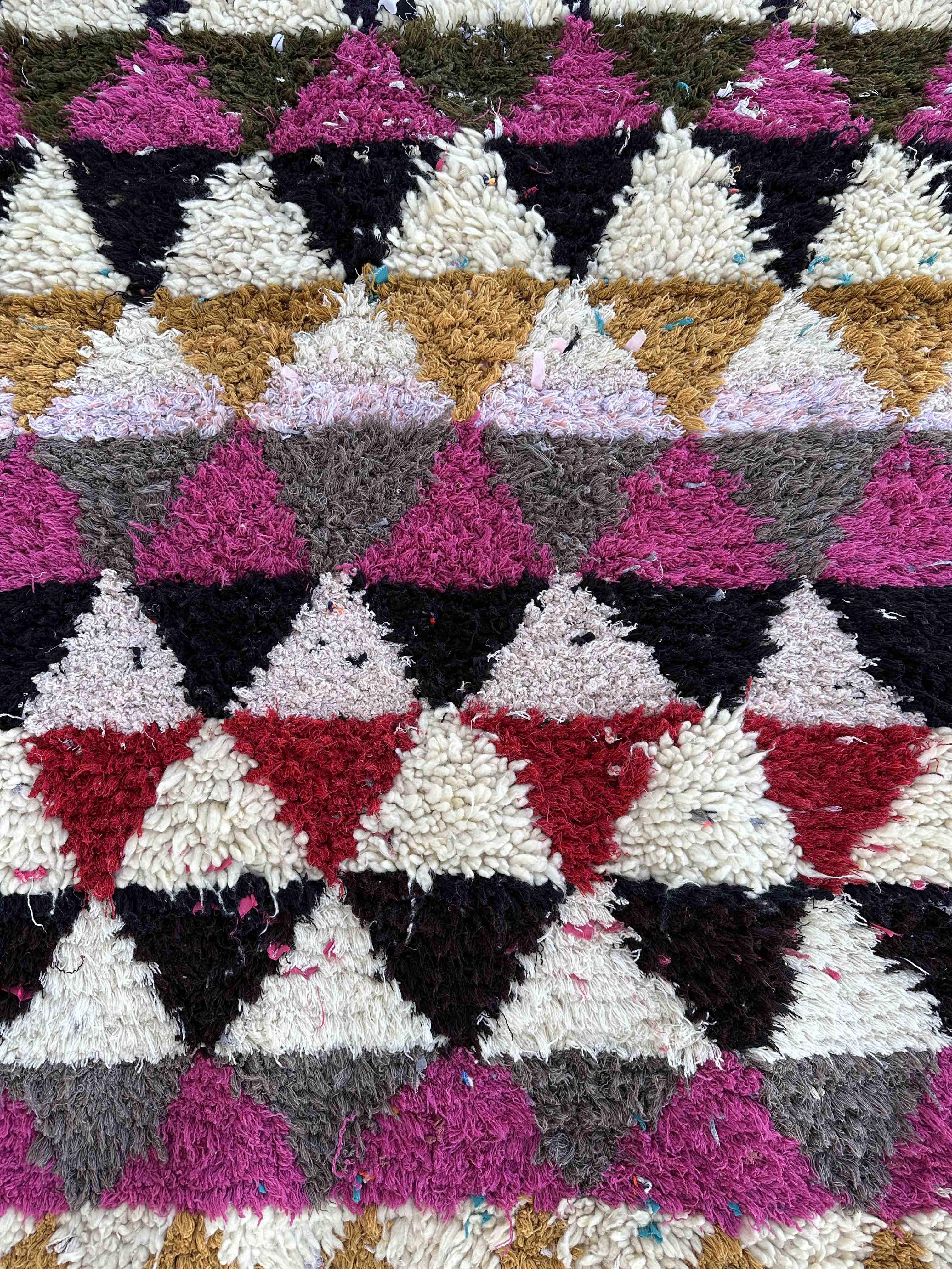 Boucherouite tæppe fra Marokko i farverige trekanter