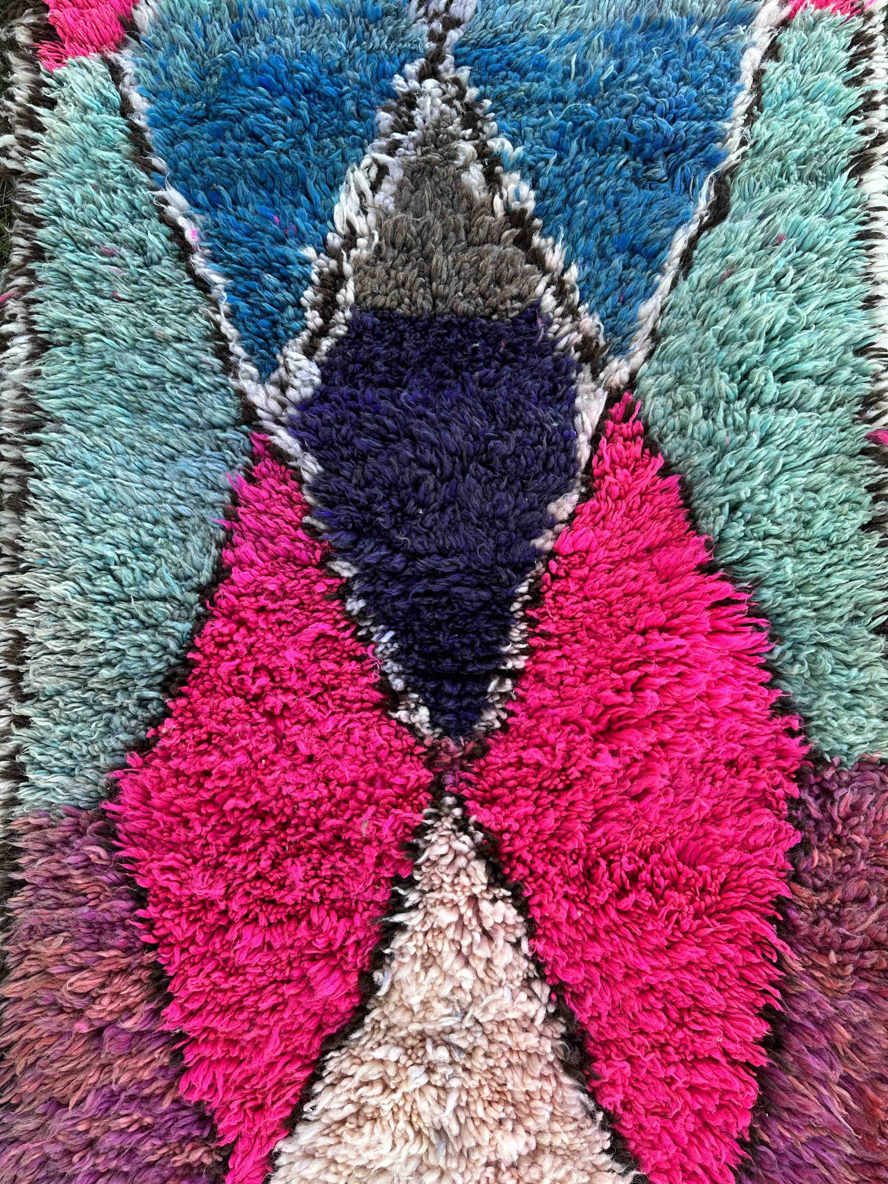 Boucherouite tæppe i farverne lyserød, turkis, mørkeblå og hvid