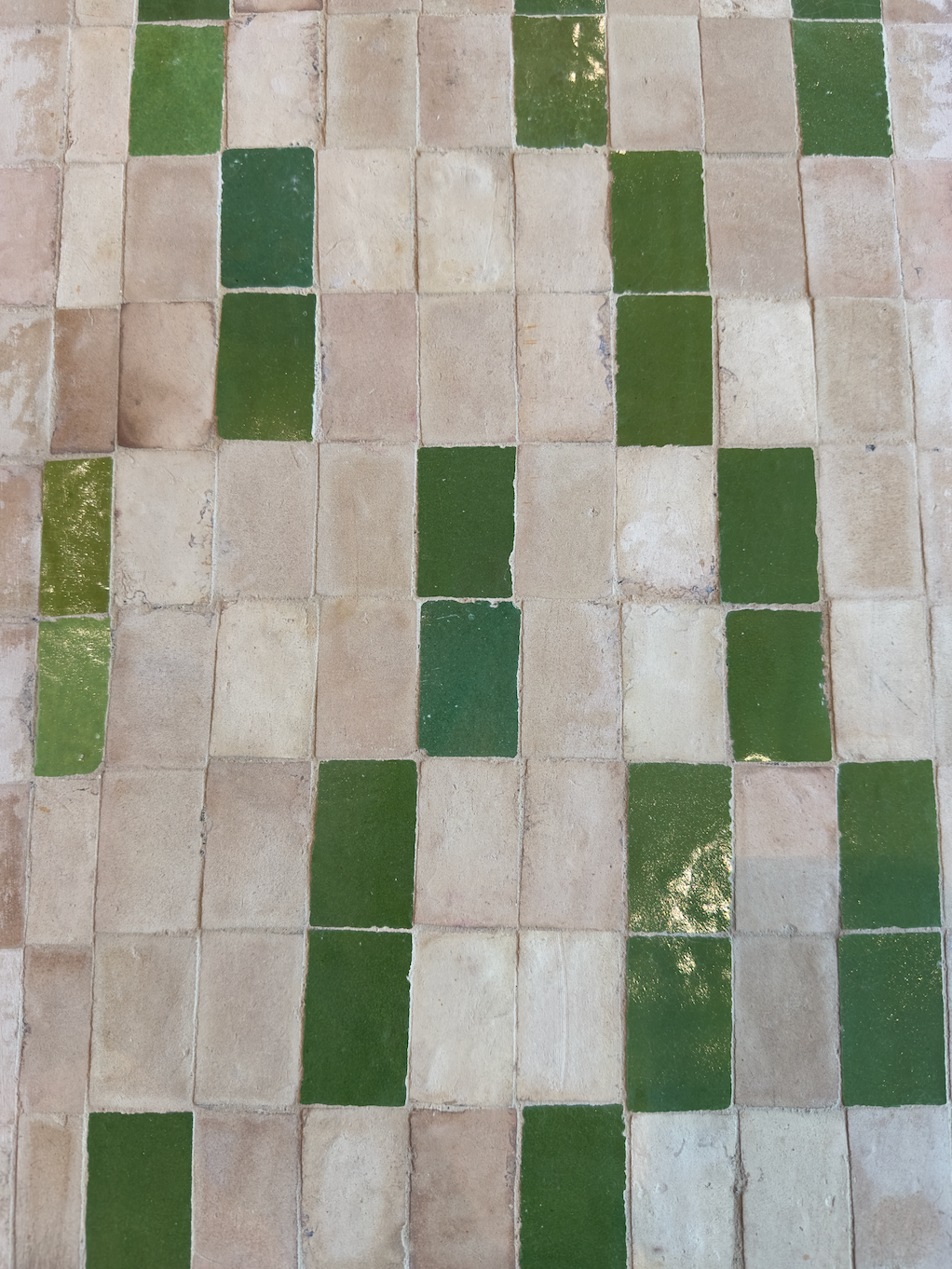 Mosaik Bænk i grøn og natur farve med sort stålstel