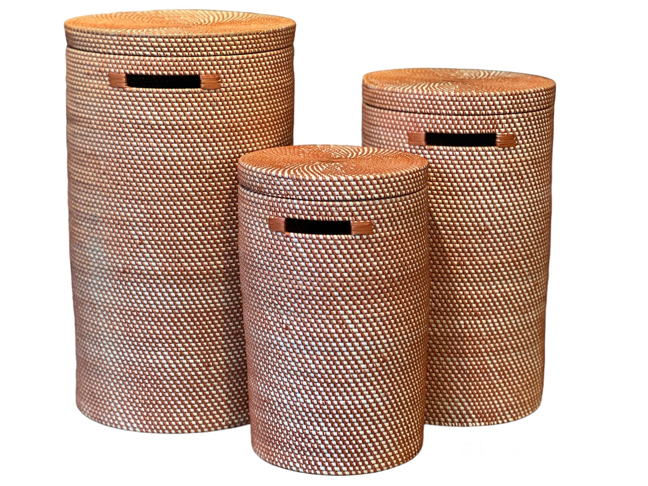  håndlavede bambuskurv, der er flettet med genbrugsplast i en smuk terracottafarve.