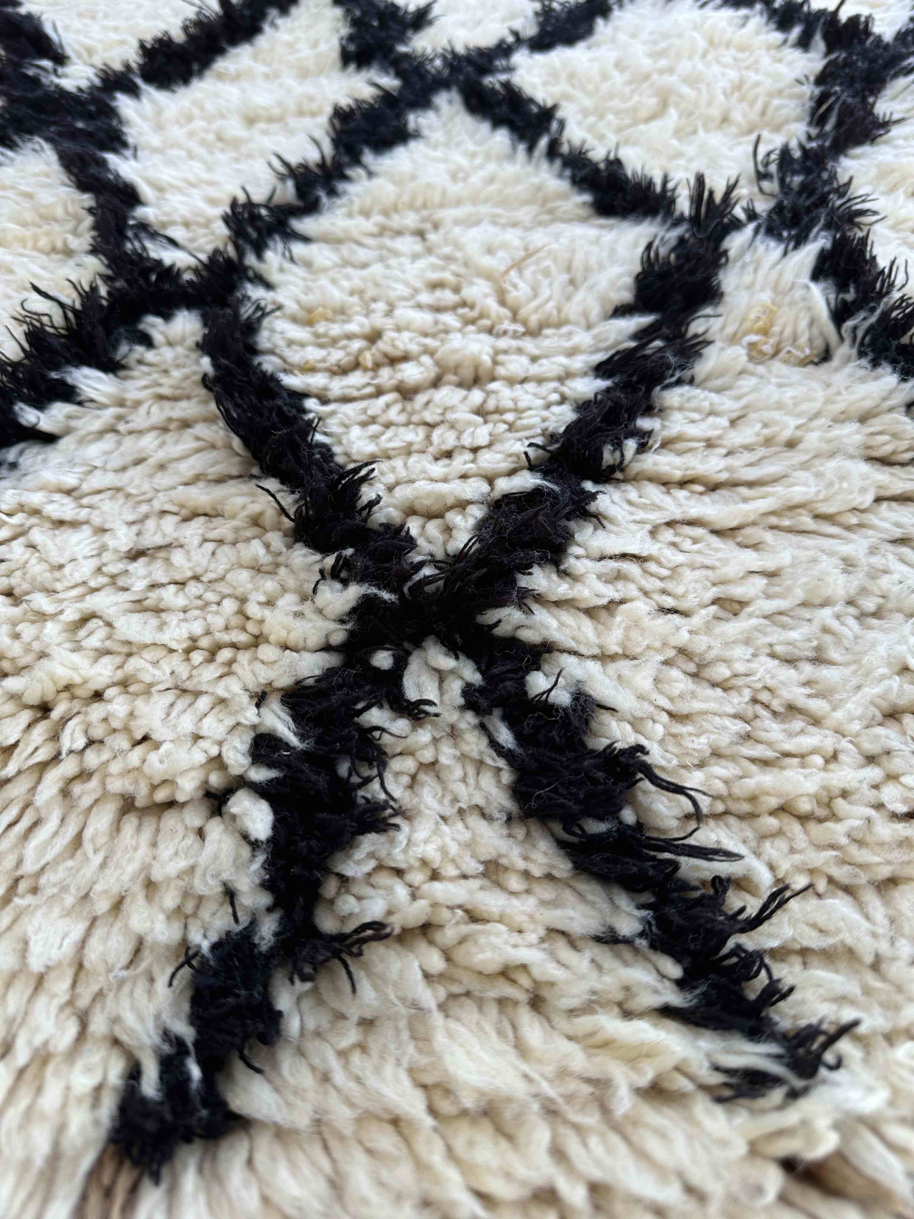 Beni Quarain tæppe i hvid farve med sort zigzag