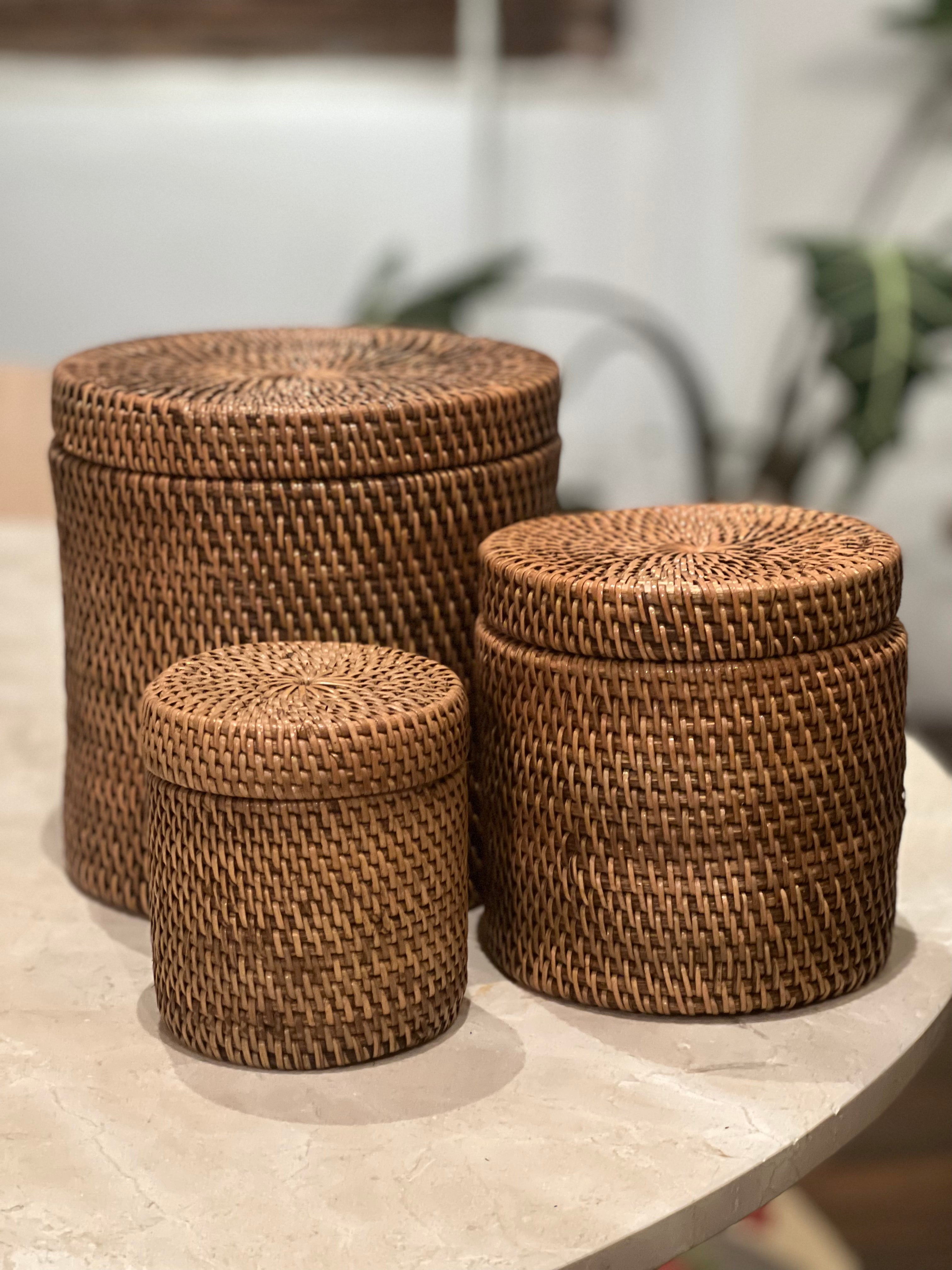 håndflettede naturbrun bambuskurve i små størrelser