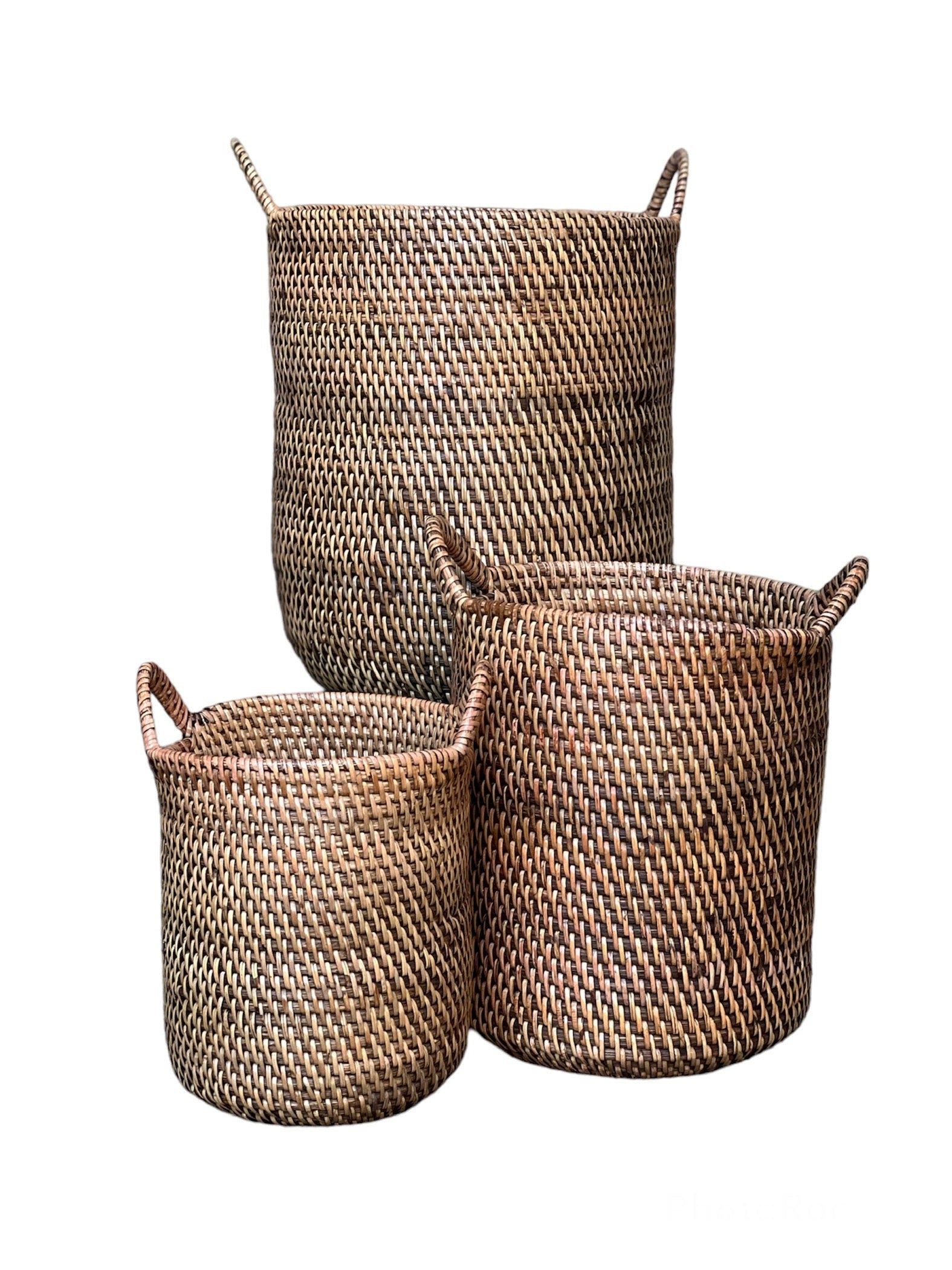 naturbrune bambuskurve, der er flettet med praktiske håndtag